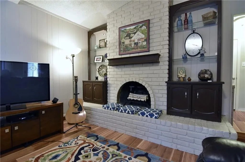 Single Family Residence For Rent in Tarrant County , 1309 San Marcos Drive, Arlington, Texas 76012, 3 Bedrooms, 2 Bathrooms, 2 Garage spaces, 1,780 Sqft, built in 1976, Price $2,250, mls#21344598, Real Estate Agent in Arlington, Homes For Rent in Tarrant county, Homes For Rent in Arlington, Realtor in Arlington Texas, Real Estate Brokerage Independent Realty Texas, Luminita Cordes Realtor