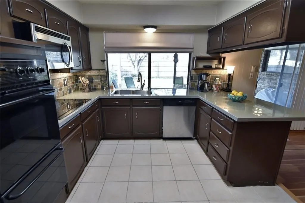 Single Family Residence For Rent in Tarrant County , 1309 San Marcos Drive, Arlington, Texas 76012, 3 Bedrooms, 2 Bathrooms, 2 Garage spaces, 1,780 Sqft, built in 1976, Price $2,250, mls#21344598, Real Estate Agent in Arlington, Homes For Rent in Tarrant county, Homes For Rent in Arlington, Realtor in Arlington Texas, Real Estate Brokerage Independent Realty Texas, Luminita Cordes Realtor