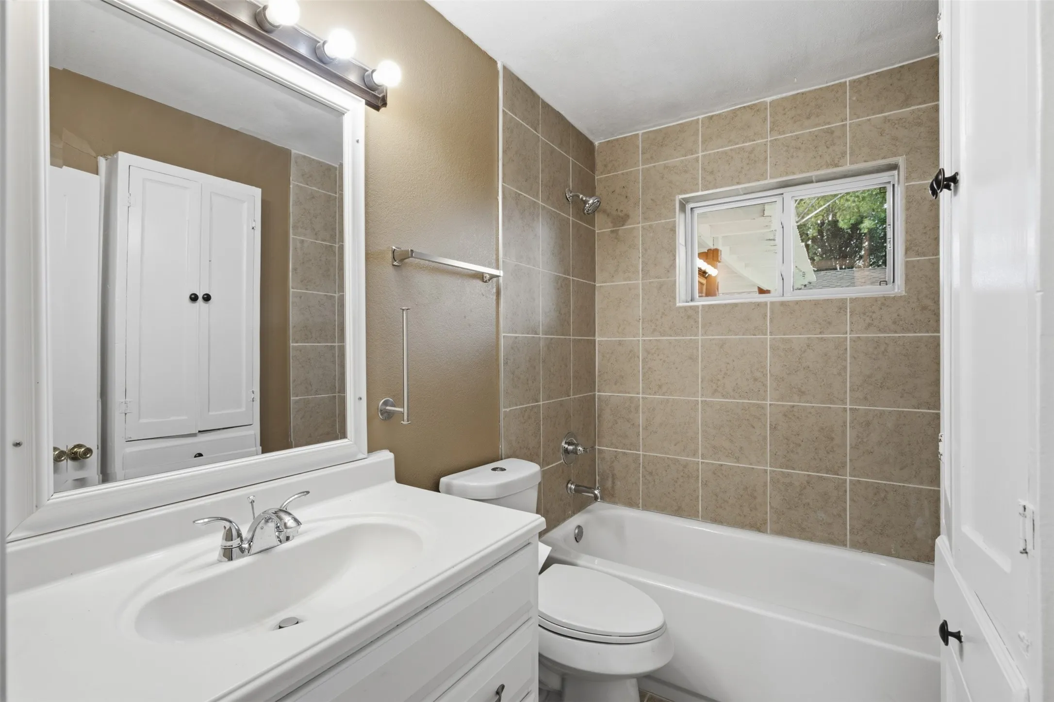 Single Family Residence For Sale in Dallas County , 3725 Sheryl Drive, Mesquite, Texas 75150, 3 Bedroom, 2 Bathroom, 1 Garage spaces, 1,376 Sqft, built in 1959, mls#21351301, Real Estate Agent in Mesquite, Homes For Sale in Dallas county, Homes For Sale in Mesquite, Realtor in Mesquite Texas, Real Estate Brokerage Independent Realty Texas, Luminita Cordes Realtor