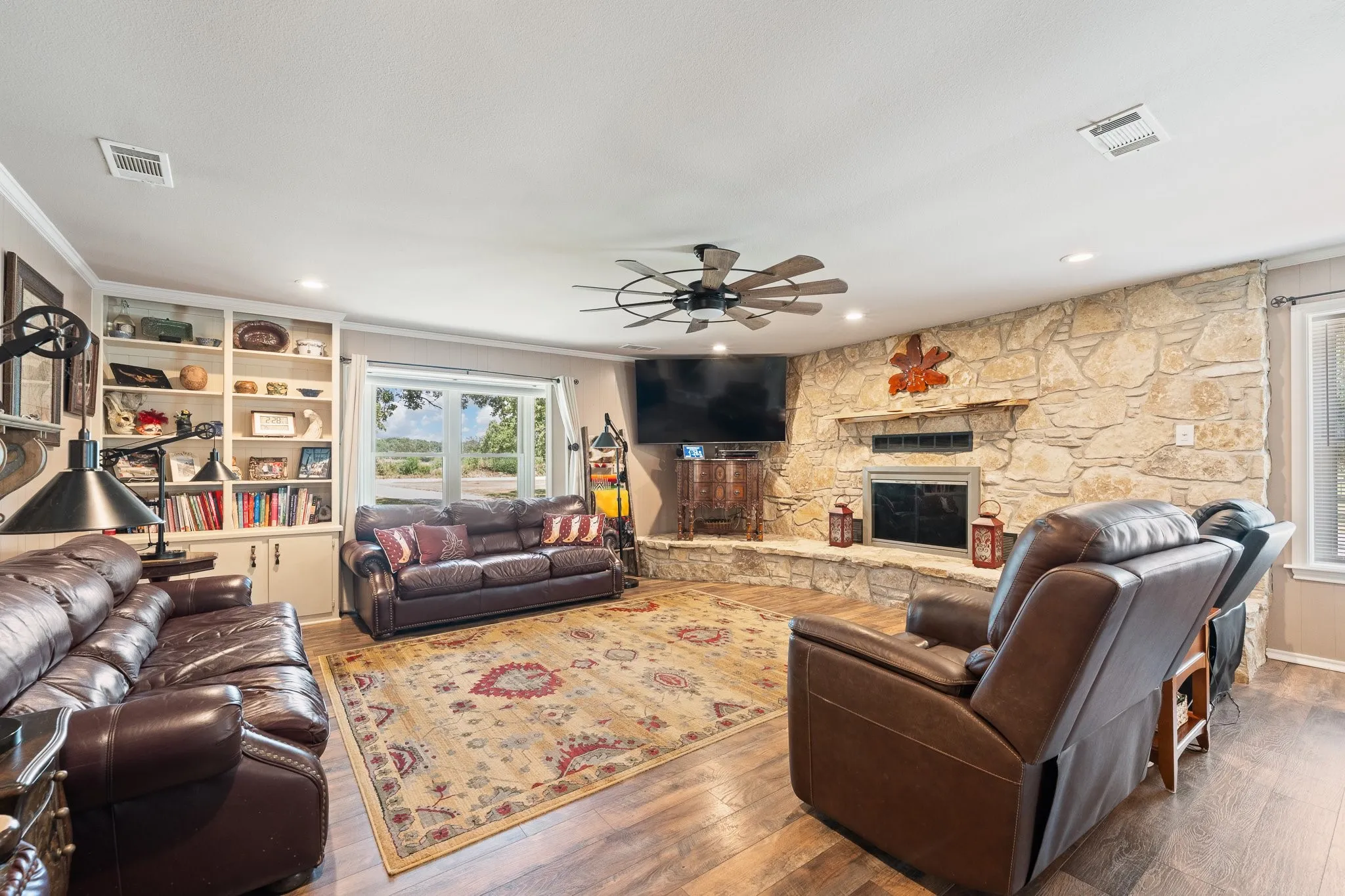 Single Family Residence For Sale in Johnson County , 7208 E County Road 405, Alvarado, Texas 76009, 3 Bedroom, 3 Bathroom, 2 Garage spaces, 3,616 Sqft, built in 1985, mls#21352407, Real Estate Agent in Alvarado, Homes For Sale in Johnson county, Homes For Sale in Alvarado, Realtor in Alvarado Texas, Real Estate Brokerage Independent Realty Texas, Luminita Cordes Realtor