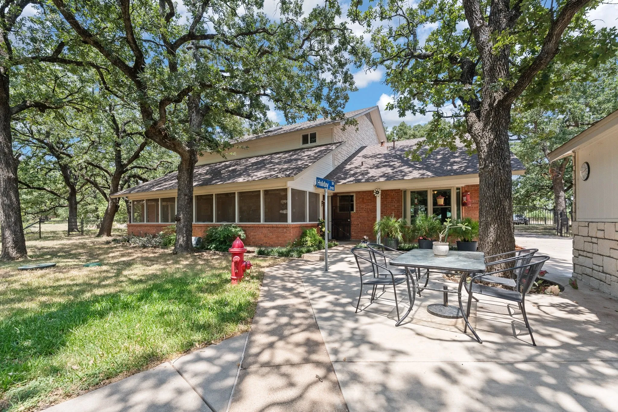 Single Family Residence For Sale in Johnson County , 7208 E County Road 405, Alvarado, Texas 76009, 3 Bedroom, 3 Bathroom, 2 Garage spaces, 3,616 Sqft, built in 1985, mls#21352407, Real Estate Agent in Alvarado, Homes For Sale in Johnson county, Homes For Sale in Alvarado, Realtor in Alvarado Texas, Real Estate Brokerage Independent Realty Texas, Luminita Cordes Realtor