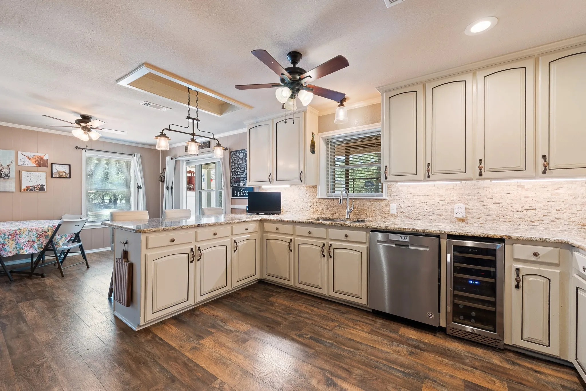Single Family Residence For Sale in Johnson County , 7208 E County Road 405, Alvarado, Texas 76009, 3 Bedroom, 3 Bathroom, 2 Garage spaces, 3,616 Sqft, built in 1985, mls#21352407, Real Estate Agent in Alvarado, Homes For Sale in Johnson county, Homes For Sale in Alvarado, Realtor in Alvarado Texas, Real Estate Brokerage Independent Realty Texas, Luminita Cordes Realtor