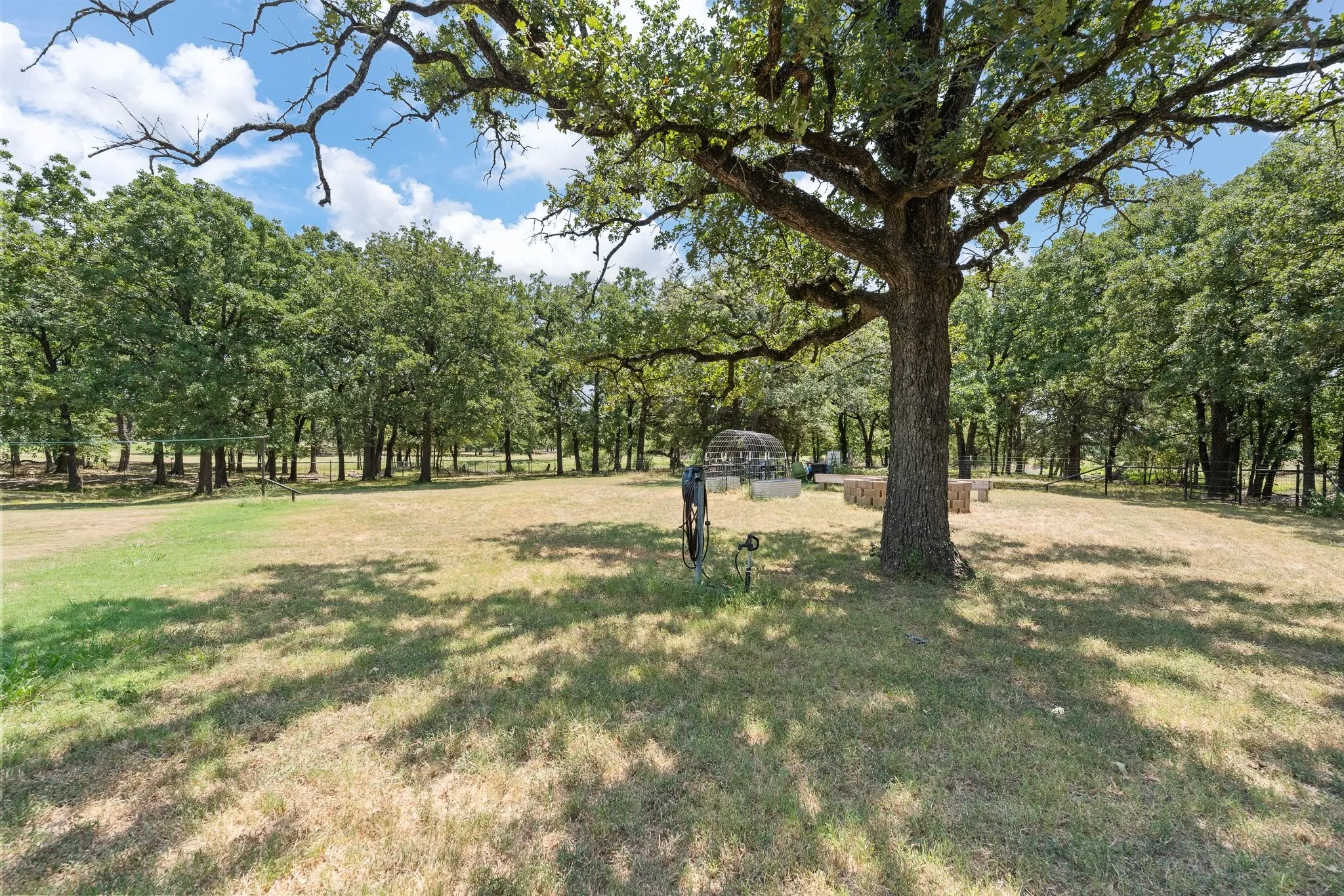 Single Family Residence For Sale in Johnson County , 7208 E County Road 405, Alvarado, Texas 76009, 3 Bedroom, 3 Bathroom, 2 Garage spaces, 3,616 Sqft, built in 1985, mls#21352407, Real Estate Agent in Alvarado, Homes For Sale in Johnson county, Homes For Sale in Alvarado, Realtor in Alvarado Texas, Real Estate Brokerage Independent Realty Texas, Luminita Cordes Realtor