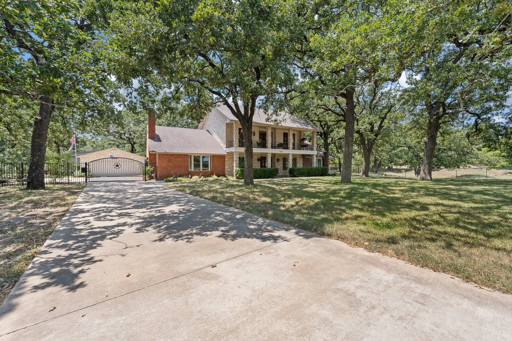Single Family Residence For Sale in Johnson County , 7208 E County Road 405, Alvarado, Texas 76009, 3 Bedroom, 3 Bathroom, 2 Garage spaces, 3,616 Sqft, built in 1985, mls#21352407, Real Estate Agent in Alvarado, Homes For Sale in Johnson county, Homes For Sale in Alvarado, Realtor in Alvarado Texas, Real Estate Brokerage Independent Realty Texas, Luminita Cordes Realtor
