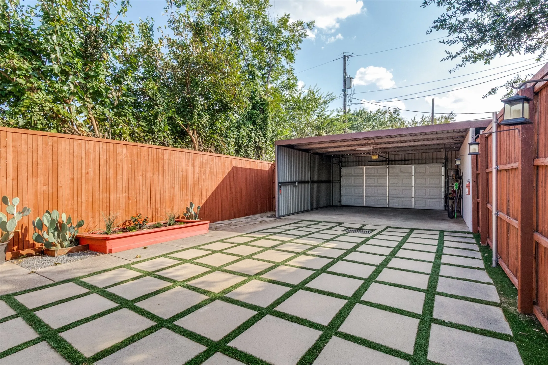 Single Family Residence For Sale in Dallas County , 1725 N Fitzhugh Avenue, Dallas, Texas 75204, 3 Bedroom, 2 Bathroom, 2 Garage spaces, 1,410 Sqft, built in 2006, mls#21353387, Real Estate Agent in Dallas, Homes For Sale in Dallas county, Homes For Sale in Dallas, Realtor in Dallas Texas, Real Estate Brokerage Independent Realty Texas, Luminita Cordes Realtor