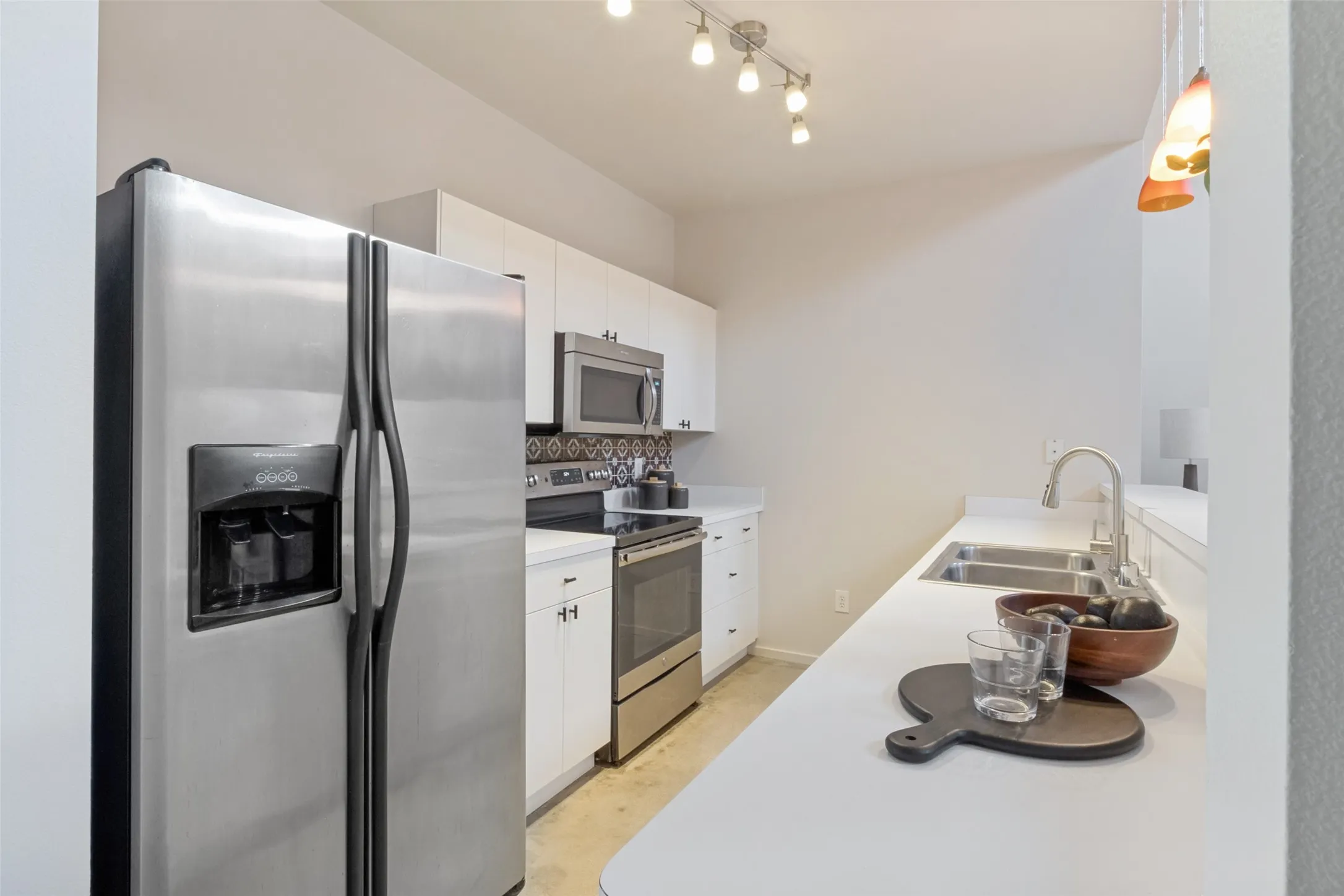 Single Family Residence For Sale in Dallas County , 1725 N Fitzhugh Avenue, Dallas, Texas 75204, 3 Bedroom, 2 Bathroom, 2 Garage spaces, 1,410 Sqft, built in 2006, mls#21353387, Real Estate Agent in Dallas, Homes For Sale in Dallas county, Homes For Sale in Dallas, Realtor in Dallas Texas, Real Estate Brokerage Independent Realty Texas, Luminita Cordes Realtor
