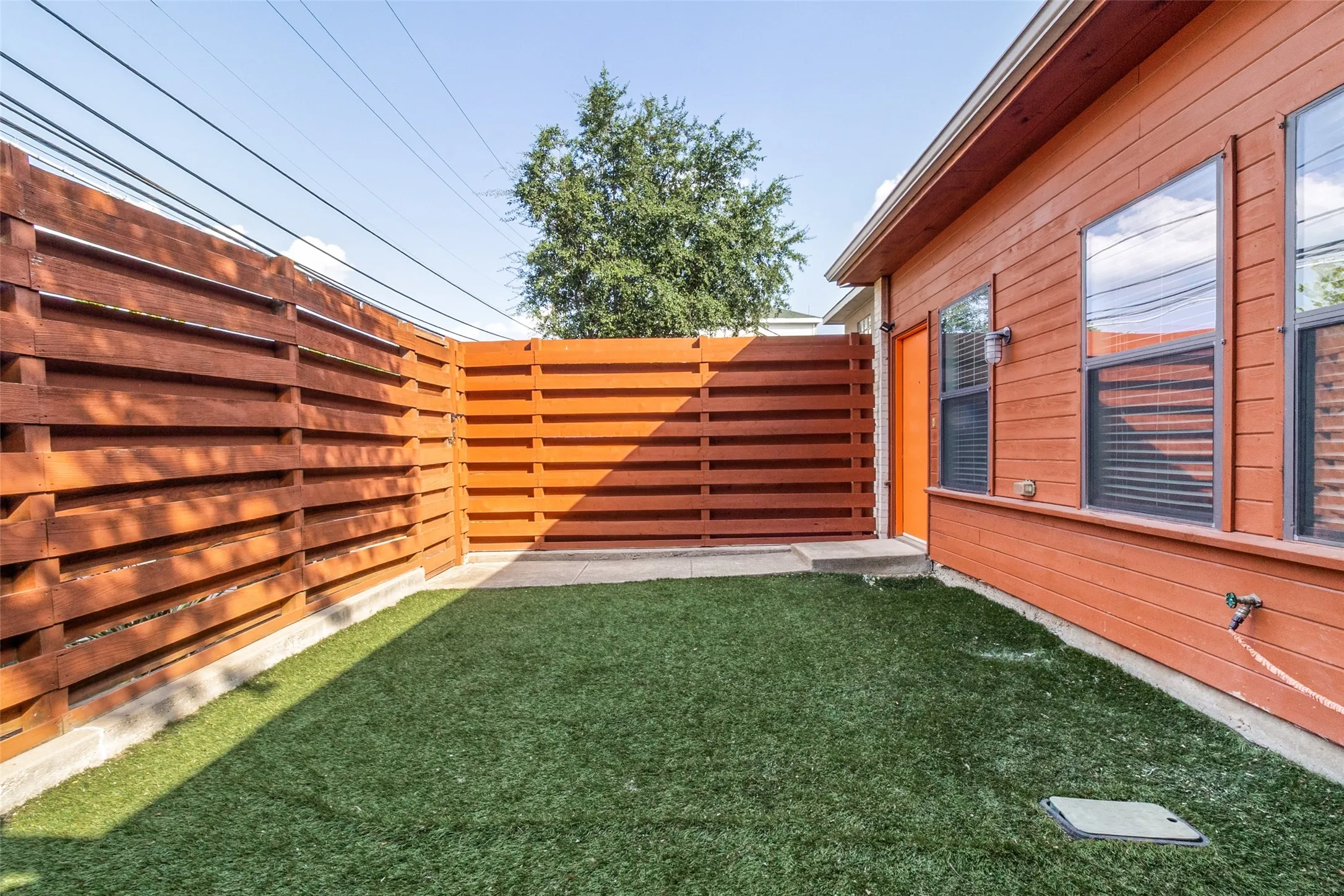 Single Family Residence For Sale in Dallas County , 1725 N Fitzhugh Avenue, Dallas, Texas 75204, 3 Bedroom, 2 Bathroom, 2 Garage spaces, 1,410 Sqft, built in 2006, mls#21353387, Real Estate Agent in Dallas, Homes For Sale in Dallas county, Homes For Sale in Dallas, Realtor in Dallas Texas, Real Estate Brokerage Independent Realty Texas, Luminita Cordes Realtor
