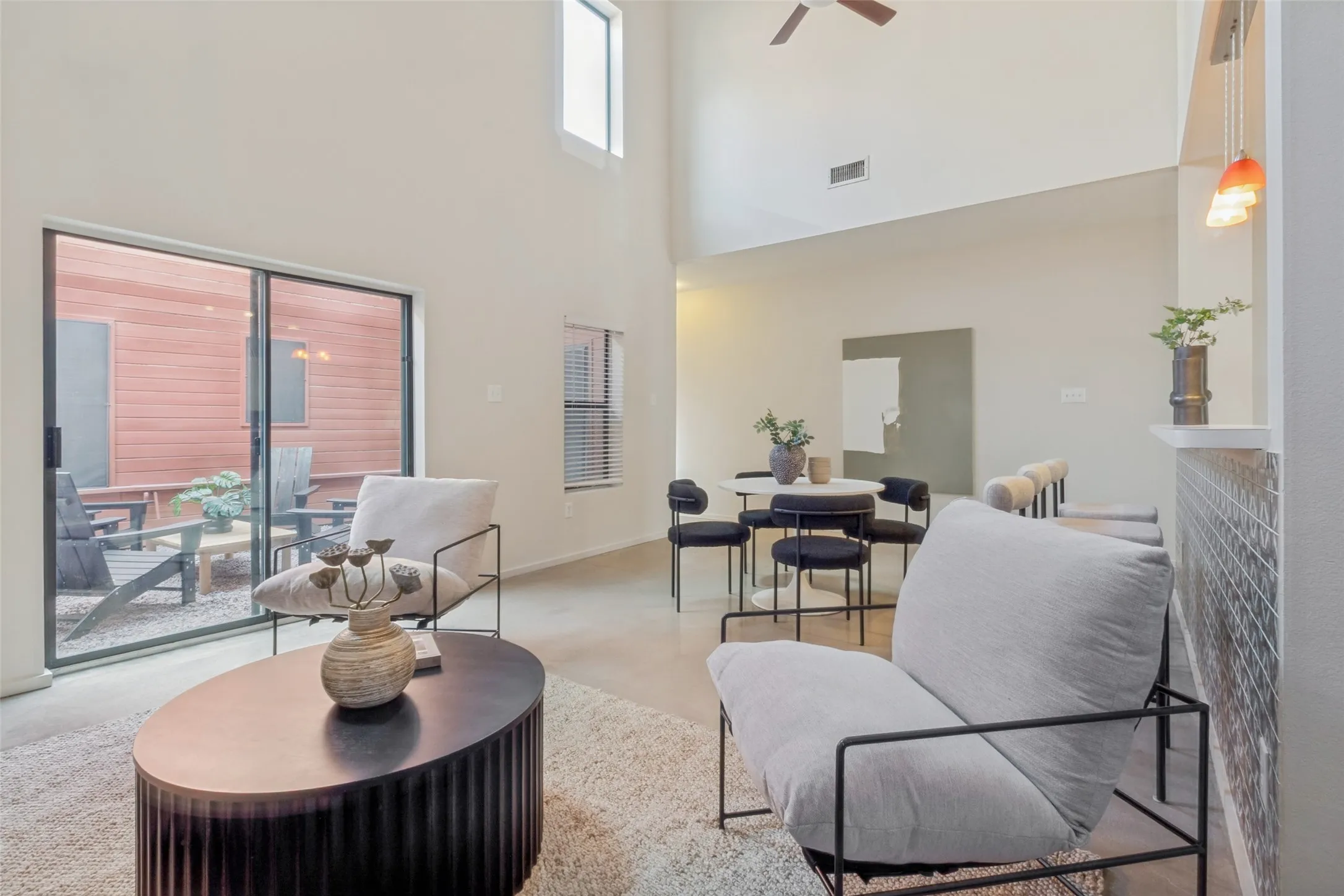 Single Family Residence For Sale in Dallas County , 1725 N Fitzhugh Avenue, Dallas, Texas 75204, 3 Bedroom, 2 Bathroom, 2 Garage spaces, 1,410 Sqft, built in 2006, mls#21353387, Real Estate Agent in Dallas, Homes For Sale in Dallas county, Homes For Sale in Dallas, Realtor in Dallas Texas, Real Estate Brokerage Independent Realty Texas, Luminita Cordes Realtor