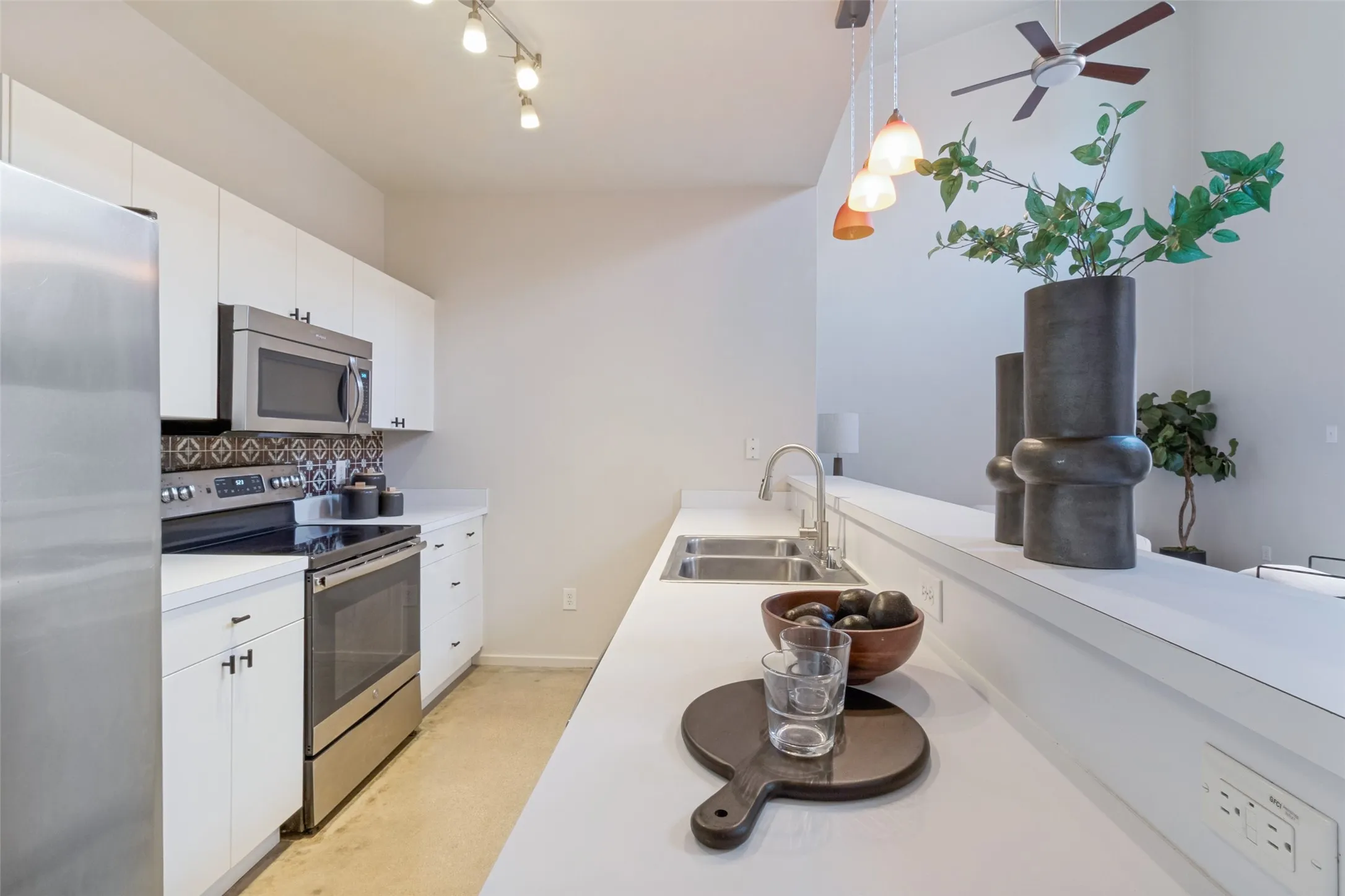 Single Family Residence For Sale in Dallas County , 1725 N Fitzhugh Avenue, Dallas, Texas 75204, 3 Bedroom, 2 Bathroom, 2 Garage spaces, 1,410 Sqft, built in 2006, mls#21353387, Real Estate Agent in Dallas, Homes For Sale in Dallas county, Homes For Sale in Dallas, Realtor in Dallas Texas, Real Estate Brokerage Independent Realty Texas, Luminita Cordes Realtor