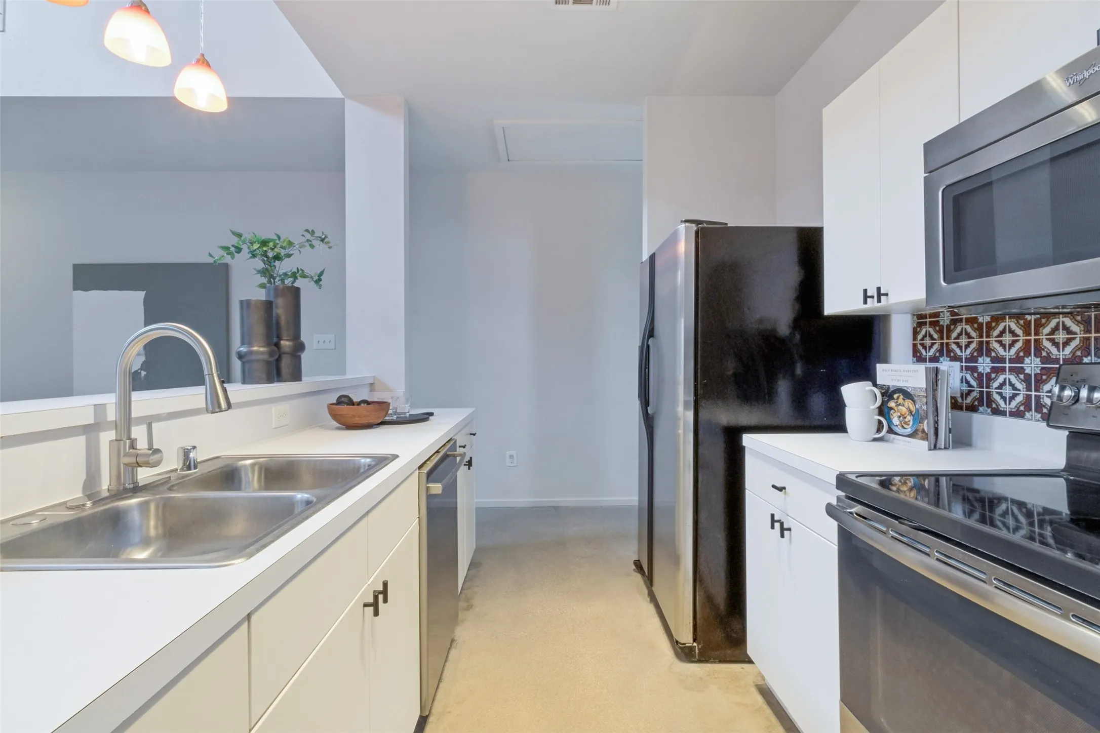 Single Family Residence For Sale in Dallas County , 1725 N Fitzhugh Avenue, Dallas, Texas 75204, 3 Bedroom, 2 Bathroom, 2 Garage spaces, 1,410 Sqft, built in 2006, mls#21353387, Real Estate Agent in Dallas, Homes For Sale in Dallas county, Homes For Sale in Dallas, Realtor in Dallas Texas, Real Estate Brokerage Independent Realty Texas, Luminita Cordes Realtor