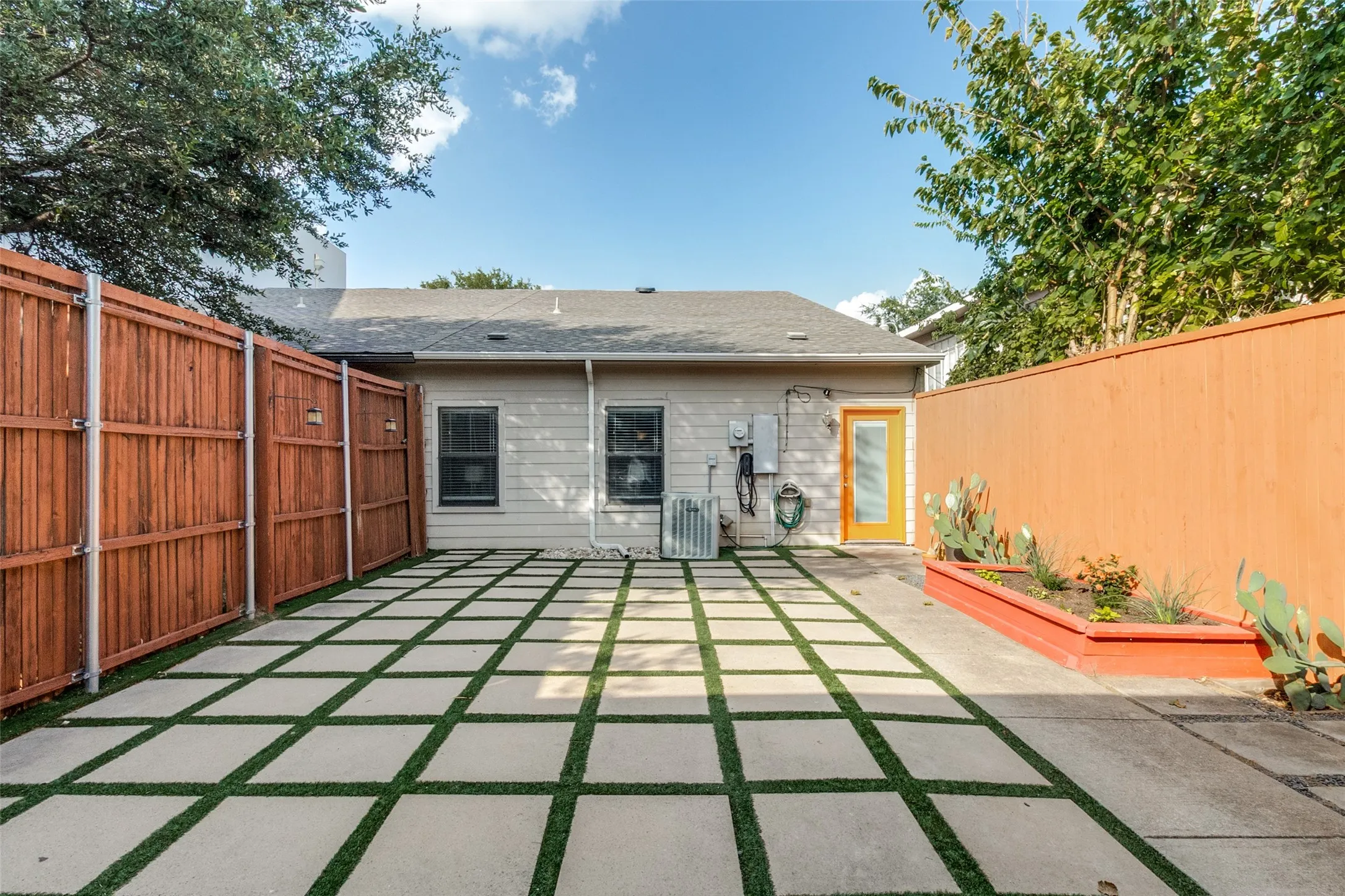 Single Family Residence For Sale in Dallas County , 1725 N Fitzhugh Avenue, Dallas, Texas 75204, 3 Bedroom, 2 Bathroom, 2 Garage spaces, 1,410 Sqft, built in 2006, mls#21353387, Real Estate Agent in Dallas, Homes For Sale in Dallas county, Homes For Sale in Dallas, Realtor in Dallas Texas, Real Estate Brokerage Independent Realty Texas, Luminita Cordes Realtor