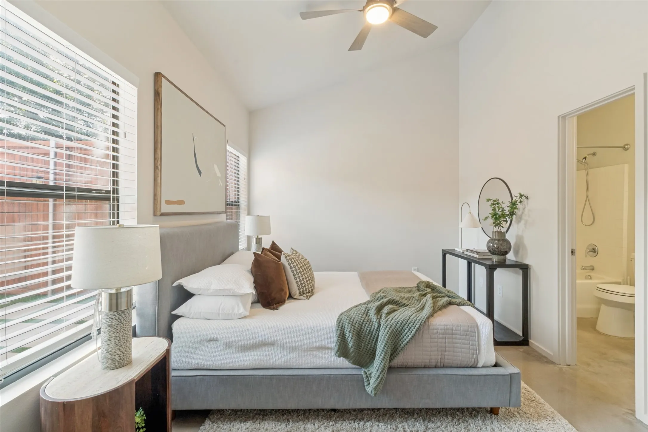 Single Family Residence For Sale in Dallas County , 1725 N Fitzhugh Avenue, Dallas, Texas 75204, 3 Bedroom, 2 Bathroom, 2 Garage spaces, 1,410 Sqft, built in 2006, mls#21353387, Real Estate Agent in Dallas, Homes For Sale in Dallas county, Homes For Sale in Dallas, Realtor in Dallas Texas, Real Estate Brokerage Independent Realty Texas, Luminita Cordes Realtor