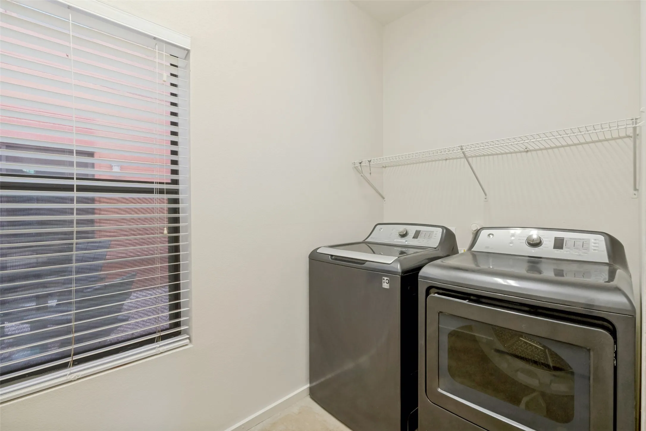 Single Family Residence For Sale in Dallas County , 1725 N Fitzhugh Avenue, Dallas, Texas 75204, 3 Bedroom, 2 Bathroom, 2 Garage spaces, 1,410 Sqft, built in 2006, mls#21353387, Real Estate Agent in Dallas, Homes For Sale in Dallas county, Homes For Sale in Dallas, Realtor in Dallas Texas, Real Estate Brokerage Independent Realty Texas, Luminita Cordes Realtor
