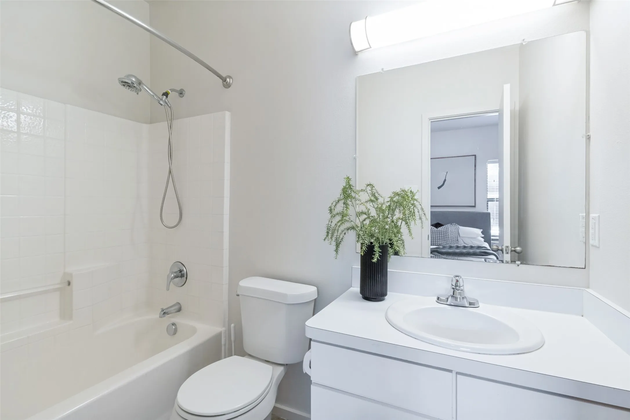 Single Family Residence For Sale in Dallas County , 1725 N Fitzhugh Avenue, Dallas, Texas 75204, 3 Bedroom, 2 Bathroom, 2 Garage spaces, 1,410 Sqft, built in 2006, mls#21353387, Real Estate Agent in Dallas, Homes For Sale in Dallas county, Homes For Sale in Dallas, Realtor in Dallas Texas, Real Estate Brokerage Independent Realty Texas, Luminita Cordes Realtor