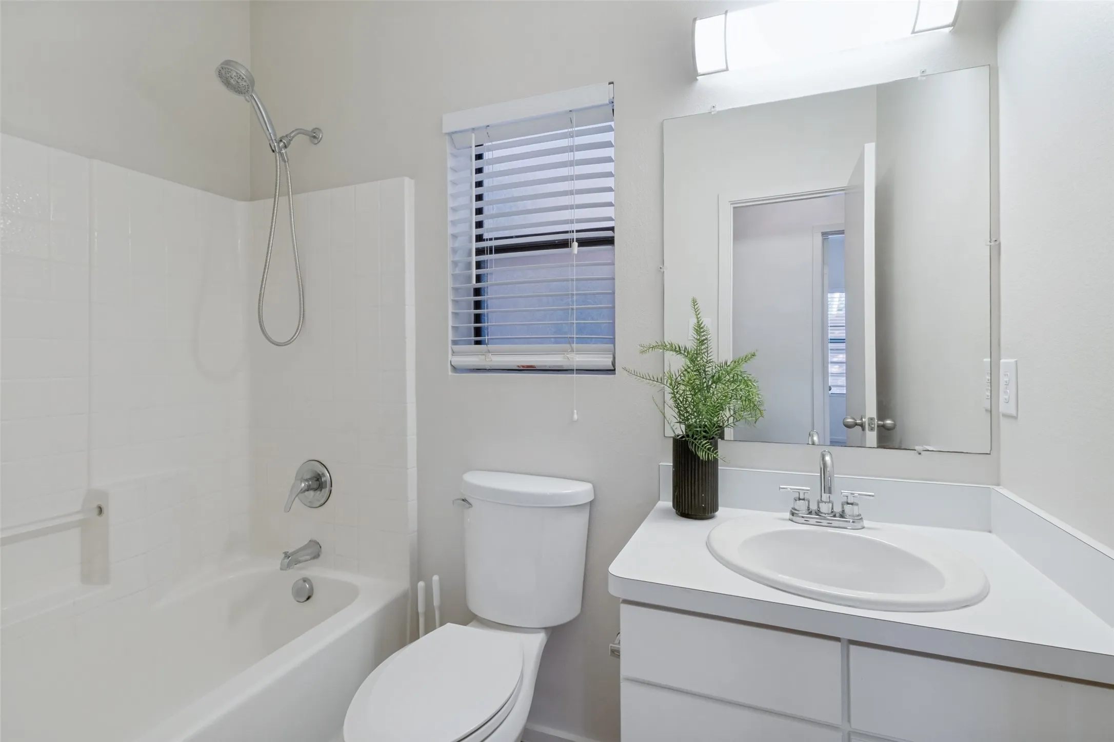 Single Family Residence For Sale in Dallas County , 1725 N Fitzhugh Avenue, Dallas, Texas 75204, 3 Bedroom, 2 Bathroom, 2 Garage spaces, 1,410 Sqft, built in 2006, mls#21353387, Real Estate Agent in Dallas, Homes For Sale in Dallas county, Homes For Sale in Dallas, Realtor in Dallas Texas, Real Estate Brokerage Independent Realty Texas, Luminita Cordes Realtor