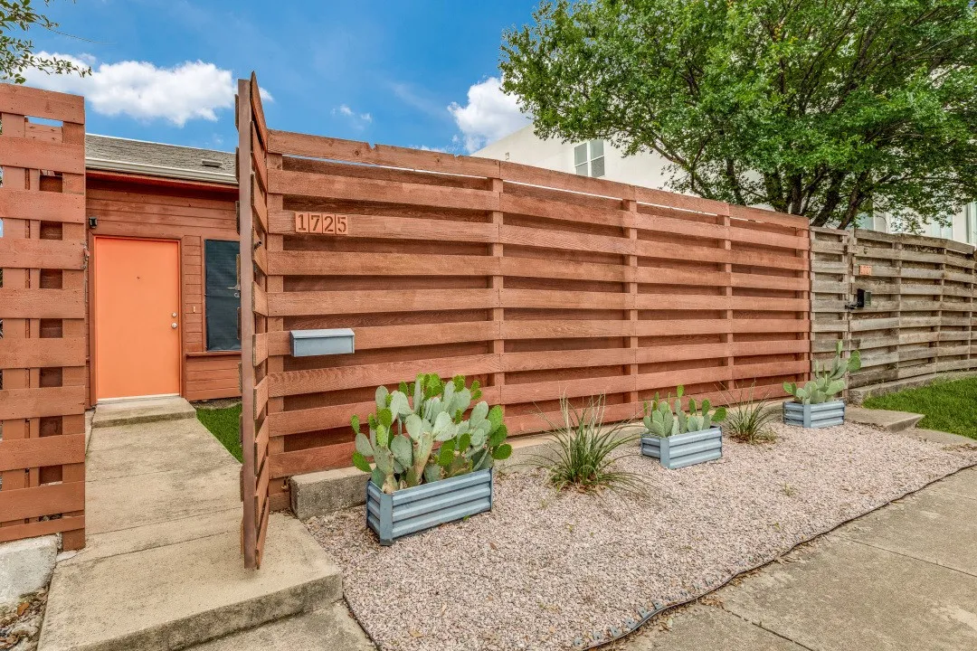 Single Family Residence For Sale in Dallas County , 1725 N Fitzhugh Avenue, Dallas, Texas 75204, 3 Bedroom, 2 Bathroom, 2 Garage spaces, 1,410 Sqft, built in 2006, mls#21353387, Real Estate Agent in Dallas, Homes For Sale in Dallas county, Homes For Sale in Dallas, Realtor in Dallas Texas, Real Estate Brokerage Independent Realty Texas, Luminita Cordes Realtor