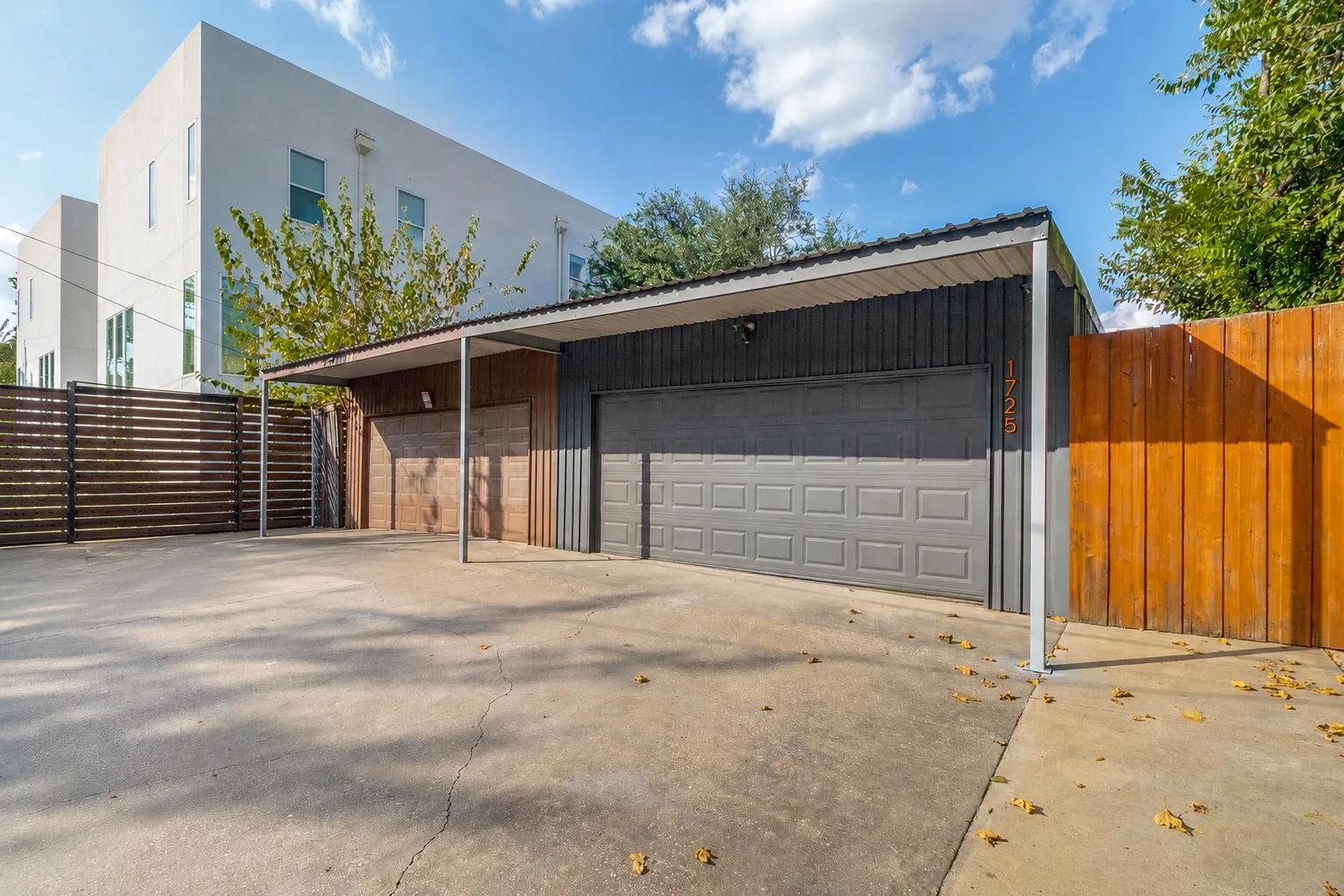 Single Family Residence For Sale in Dallas County , 1725 N Fitzhugh Avenue, Dallas, Texas 75204, 3 Bedroom, 2 Bathroom, 2 Garage spaces, 1,410 Sqft, built in 2006, mls#21353387, Real Estate Agent in Dallas, Homes For Sale in Dallas county, Homes For Sale in Dallas, Realtor in Dallas Texas, Real Estate Brokerage Independent Realty Texas, Luminita Cordes Realtor