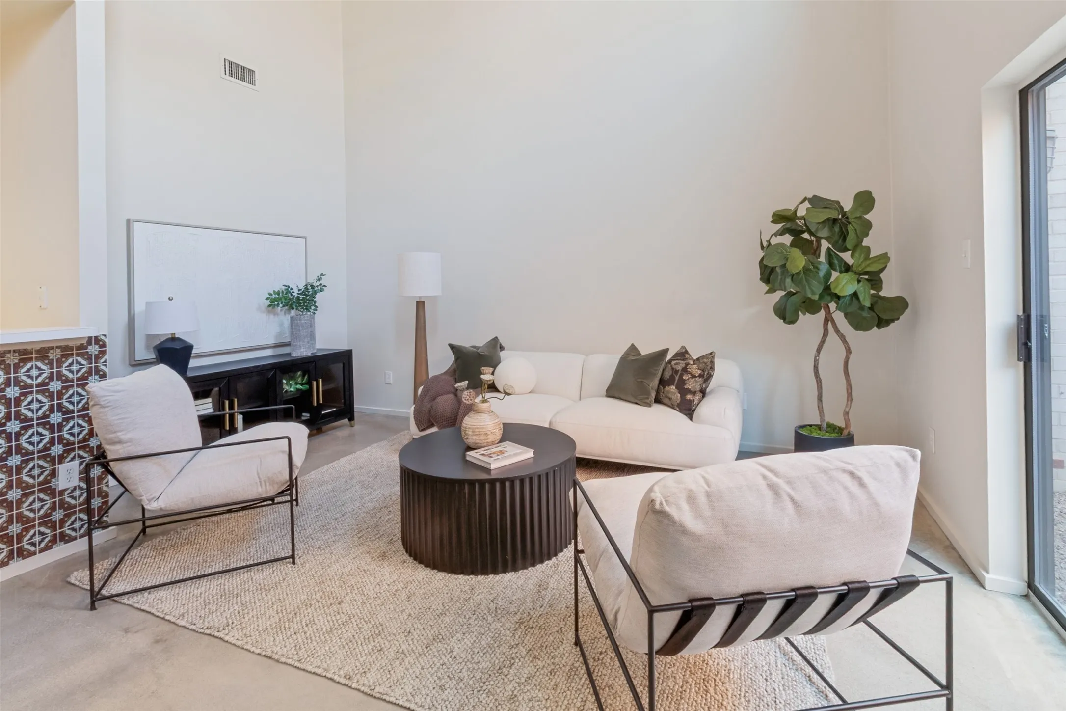 Single Family Residence For Sale in Dallas County , 1725 N Fitzhugh Avenue, Dallas, Texas 75204, 3 Bedroom, 2 Bathroom, 2 Garage spaces, 1,410 Sqft, built in 2006, mls#21353387, Real Estate Agent in Dallas, Homes For Sale in Dallas county, Homes For Sale in Dallas, Realtor in Dallas Texas, Real Estate Brokerage Independent Realty Texas, Luminita Cordes Realtor