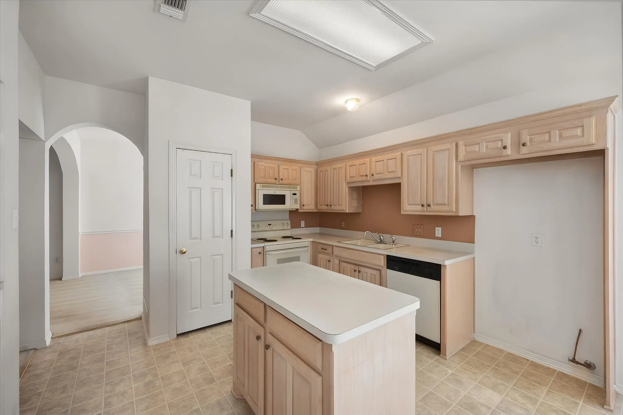 Single Family Residence For Sale in Tarrant County , 817 Willow Court, Saginaw, Texas 76179, 3 Bedroom, 2 Bathroom, 2 Garage spaces, 1,927 Sqft, built in 1997, mls#21332238, Real Estate Agent in Saginaw, Homes For Sale in Tarrant county, Homes For Sale in Saginaw, Realtor in Saginaw Texas, Real Estate Brokerage Independent Realty Texas, Luminita Cordes Realtor