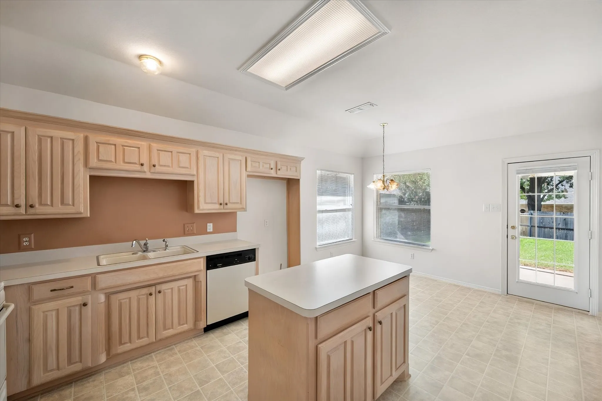 Kitchen and breakfast area