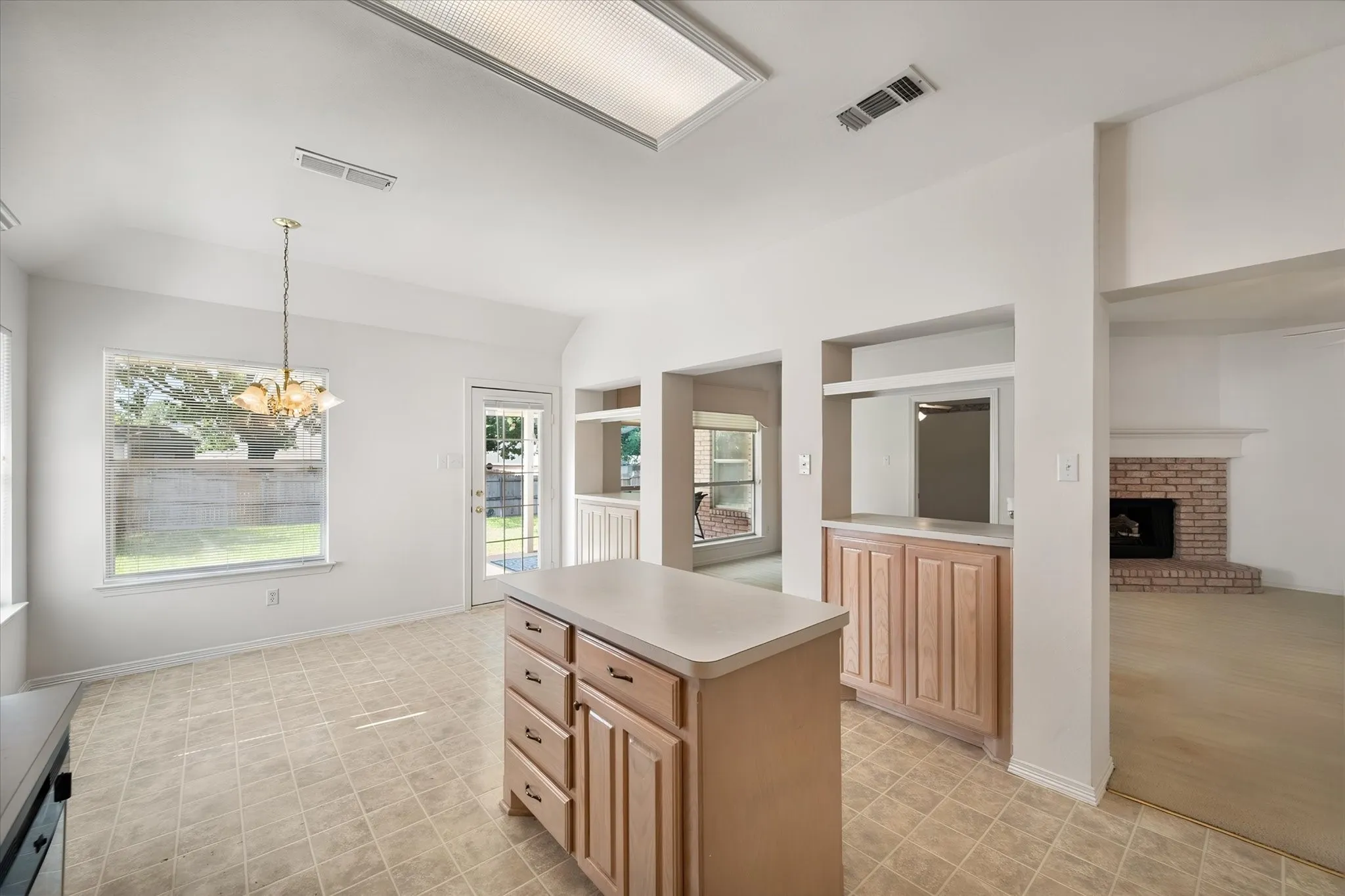 Kitchen and breakfast area