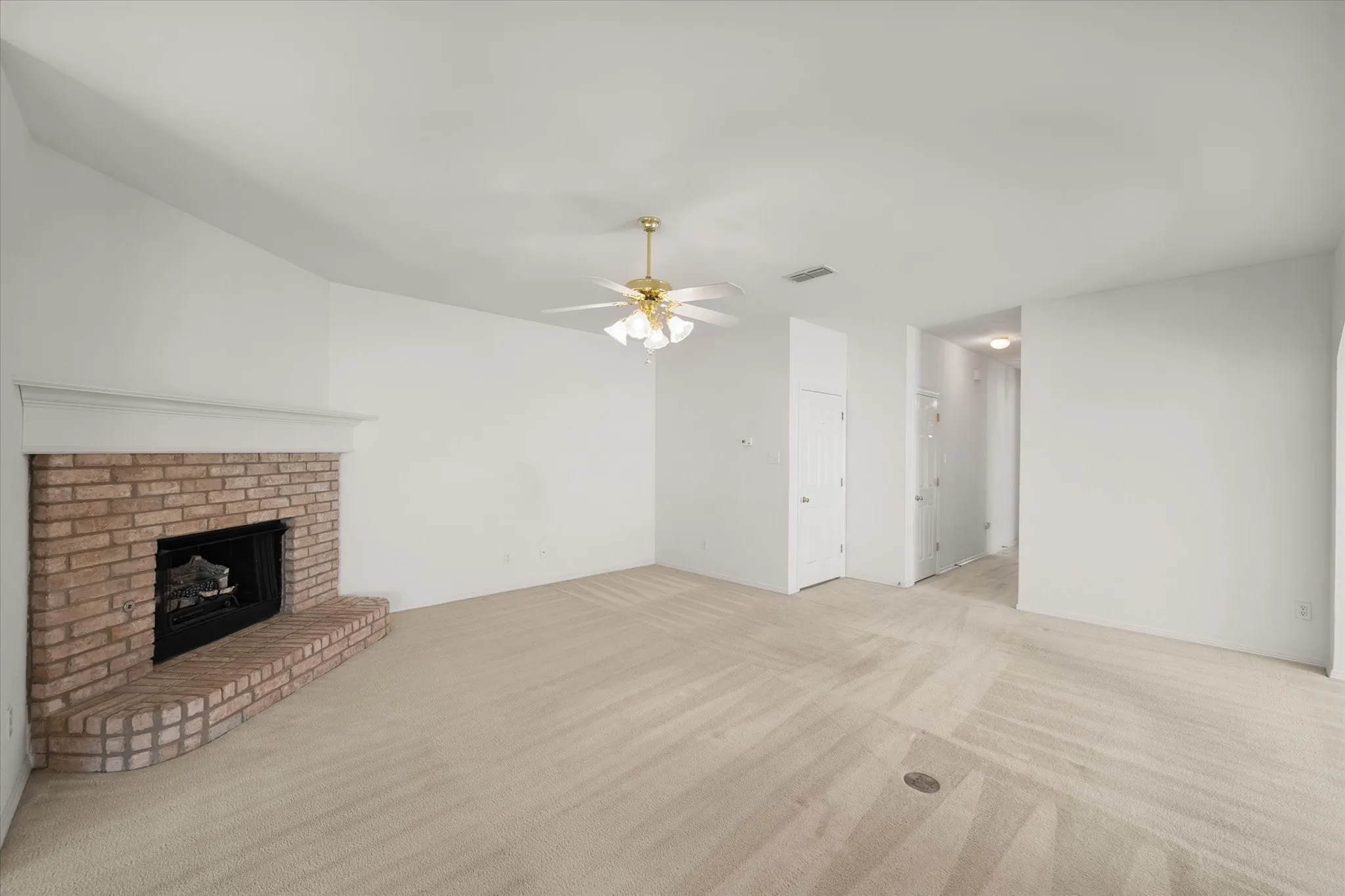 Single Family Residence For Sale in Tarrant County , 817 Willow Court, Saginaw, Texas 76179, 3 Bedroom, 2 Bathroom, 2 Garage spaces, 1,927 Sqft, built in 1997, mls#21332238, Real Estate Agent in Saginaw, Homes For Sale in Tarrant county, Homes For Sale in Saginaw, Realtor in Saginaw Texas, Real Estate Brokerage Independent Realty Texas, Luminita Cordes Realtor