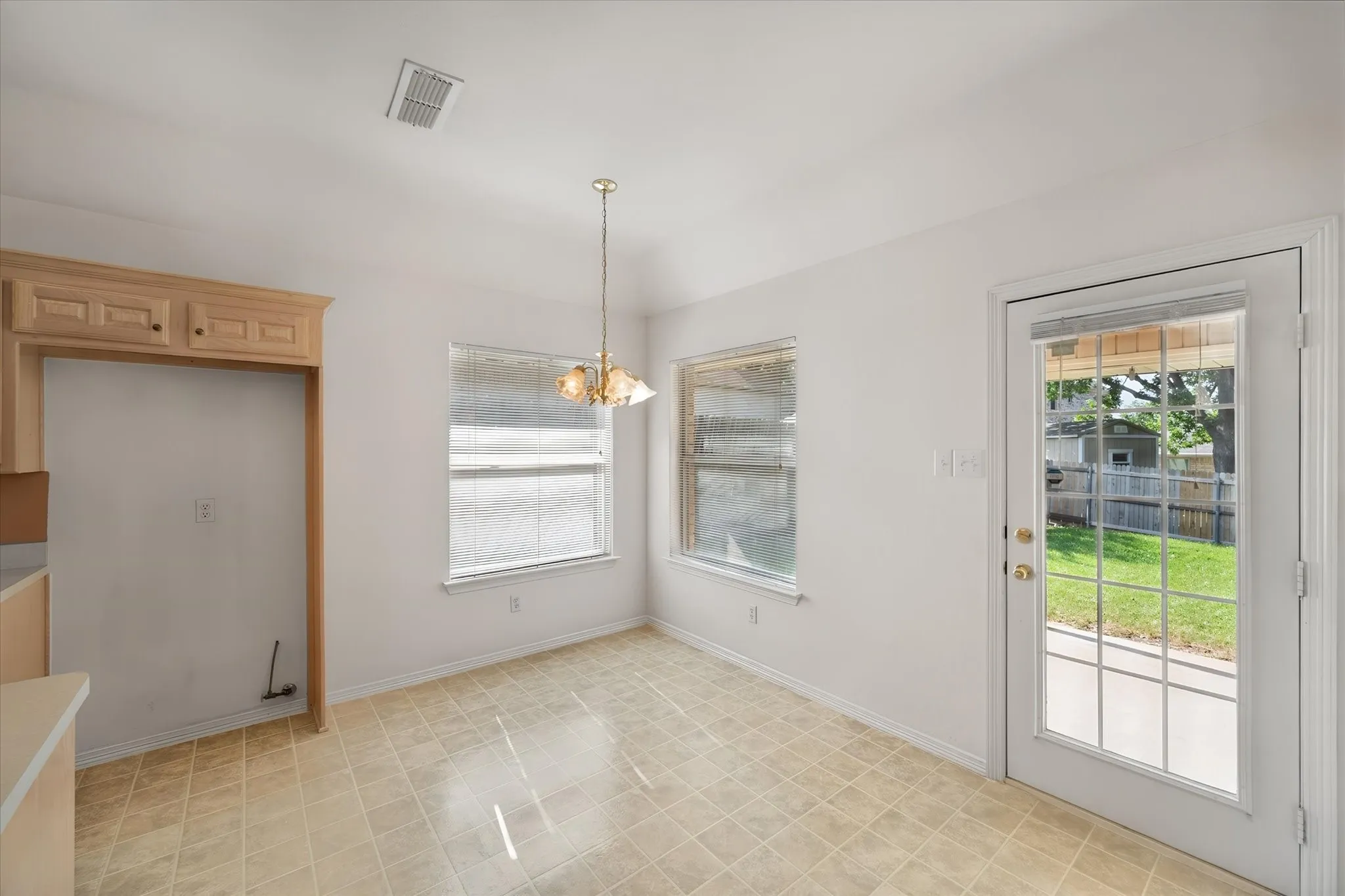 Single Family Residence For Sale in Tarrant County , 817 Willow Court, Saginaw, Texas 76179, 3 Bedroom, 2 Bathroom, 2 Garage spaces, 1,927 Sqft, built in 1997, mls#21332238, Real Estate Agent in Saginaw, Homes For Sale in Tarrant county, Homes For Sale in Saginaw, Realtor in Saginaw Texas, Real Estate Brokerage Independent Realty Texas, Luminita Cordes Realtor