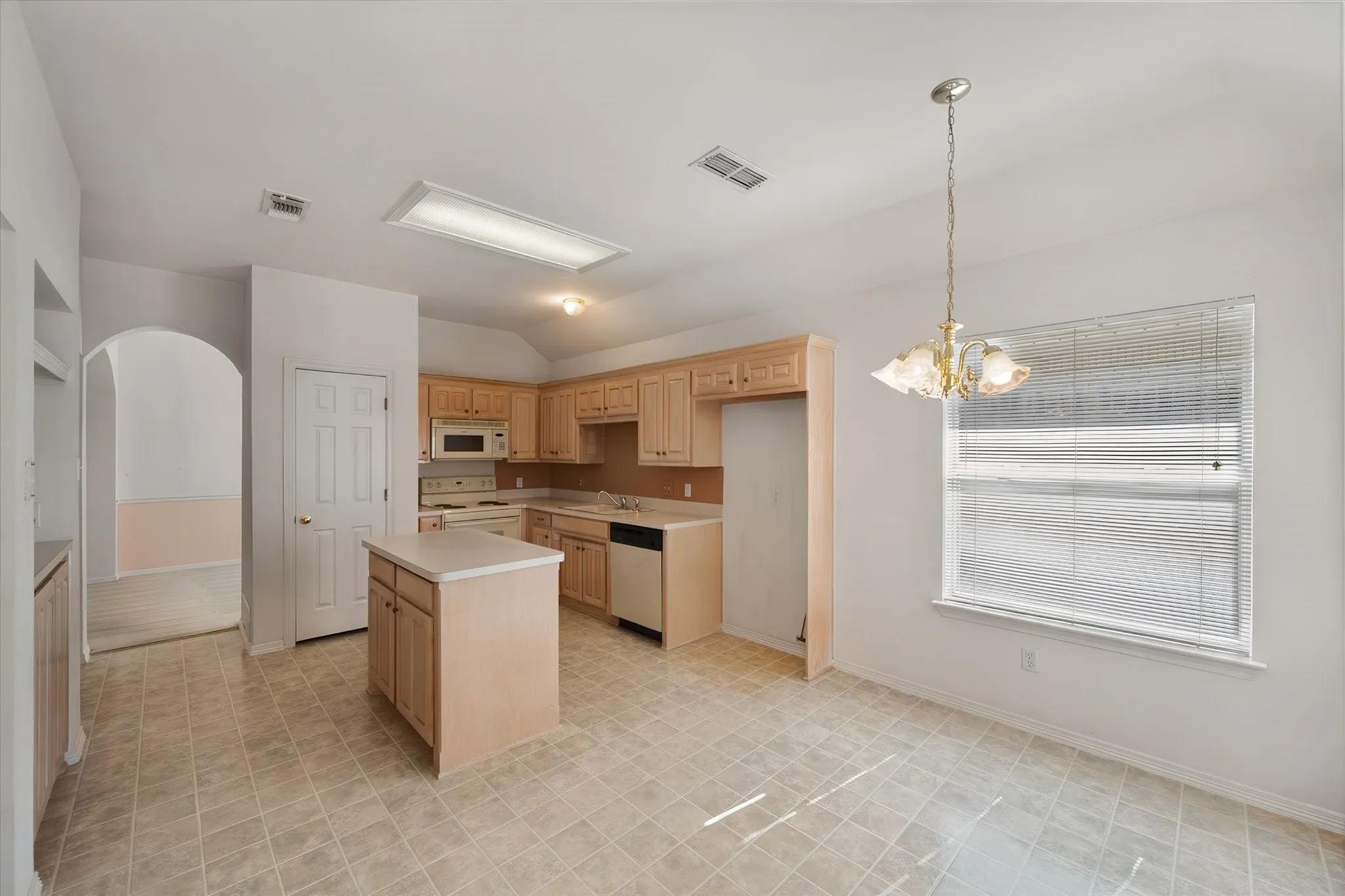 Single Family Residence For Sale in Tarrant County , 817 Willow Court, Saginaw, Texas 76179, 3 Bedroom, 2 Bathroom, 2 Garage spaces, 1,927 Sqft, built in 1997, mls#21332238, Real Estate Agent in Saginaw, Homes For Sale in Tarrant county, Homes For Sale in Saginaw, Realtor in Saginaw Texas, Real Estate Brokerage Independent Realty Texas, Luminita Cordes Realtor
