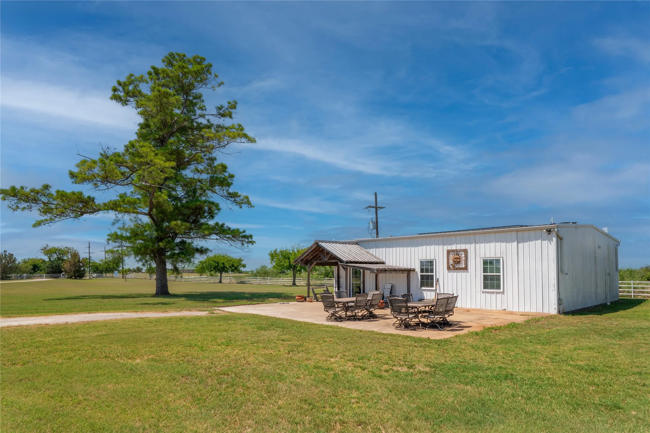 2 bedroom, 1 bathroom guest house with full kitchen & living area