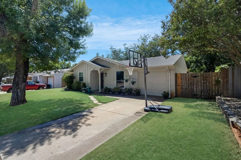 Nice driveway to garage