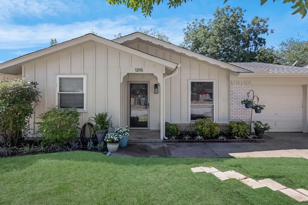 Single Family Residence For Sale in Tarrant County , 1215 Aransas Drive, Euless, Texas 76039, 3 Bedroom, 2 Bathroom, 1 Garage spaces, 1,132 Sqft, built in 1963, mls#21353604, Real Estate Agent in Euless, Homes For Sale in Tarrant county, Homes For Sale in Euless, Realtor in Euless Texas, Real Estate Brokerage Independent Realty Texas, Luminita Cordes Realtor