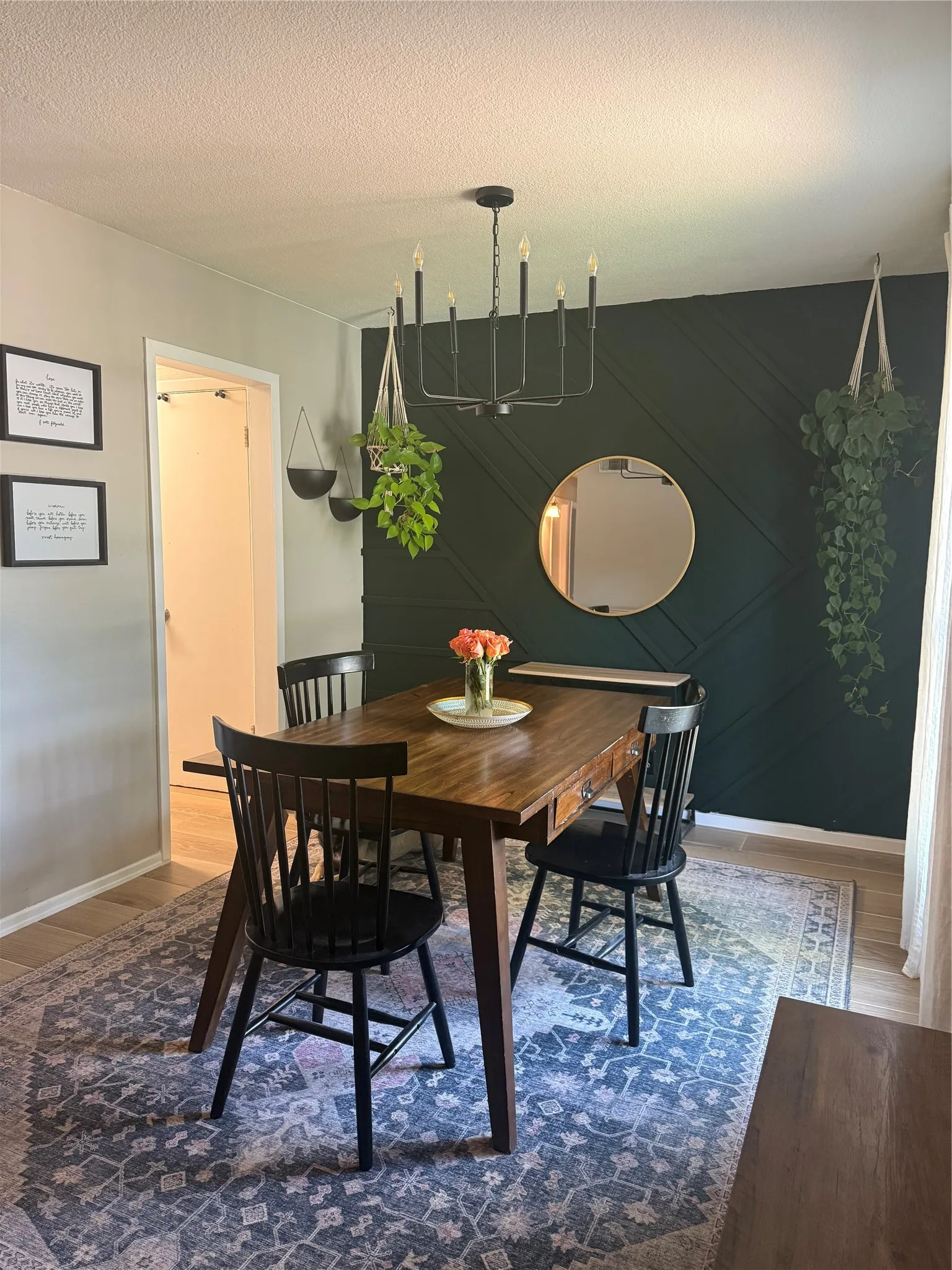 Dining room with nice size table!