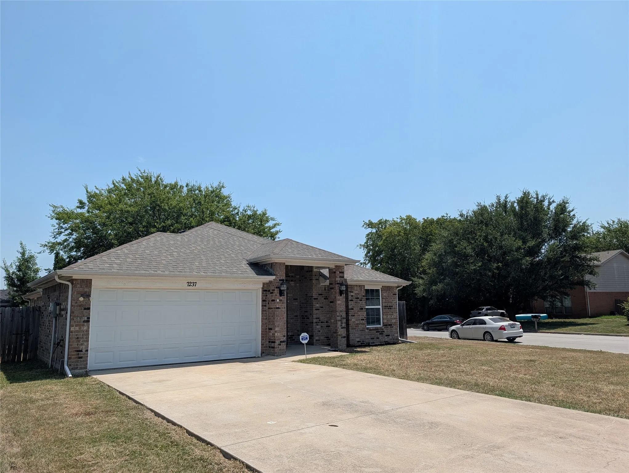 Single Family Residence For Rent in Tarrant County , 7237 Autumn Run Drive, Forest Hill, Texas 76140, 3 Bedroom, 2 Bathroom, 2 Garage spaces, 1,830 Sqft, built in 2016, mls#21353660, Real Estate Agent in Forest Hill, Homes For Rent in Tarrant county, Homes For Rent in Forest Hill, Realtor in Forest Hill Texas, Real Estate Brokerage Independent Realty Texas, Luminita Cordes Realtor