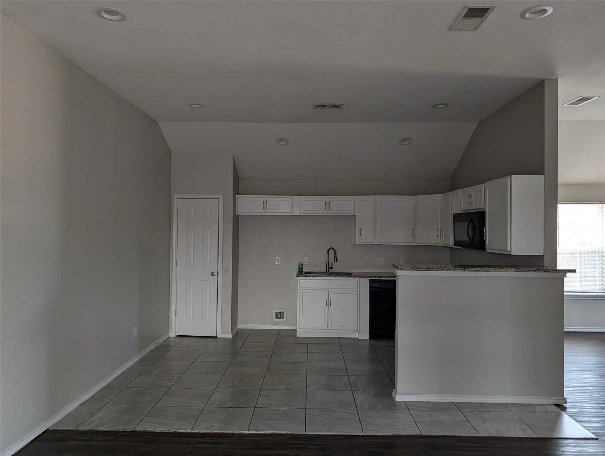 Single Family Residence For Rent in Tarrant County , 7237 Autumn Run Drive, Forest Hill, Texas 76140, 3 Bedroom, 2 Bathroom, 2 Garage spaces, 1,830 Sqft, built in 2016, mls#21353660, Real Estate Agent in Forest Hill, Homes For Rent in Tarrant county, Homes For Rent in Forest Hill, Realtor in Forest Hill Texas, Real Estate Brokerage Independent Realty Texas, Luminita Cordes Realtor