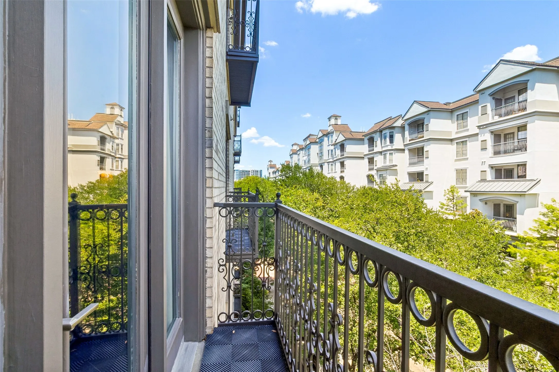 Condominium For Sale in Dallas County , 2848 Woodside Street 4C, Dallas, Texas 75204, 1 Bedroom, 2 Bathroom, 2 Garage spaces, 1,397 Sqft, built in 2003, Price $625,000, mls#21353612, Real Estate Agent in Dallas, Homes For Sale in Dallas county, Homes For Sale in Dallas, Realtor in Dallas Texas, Real Estate Brokerage Independent Realty Texas, Luminita Cordes Realtor