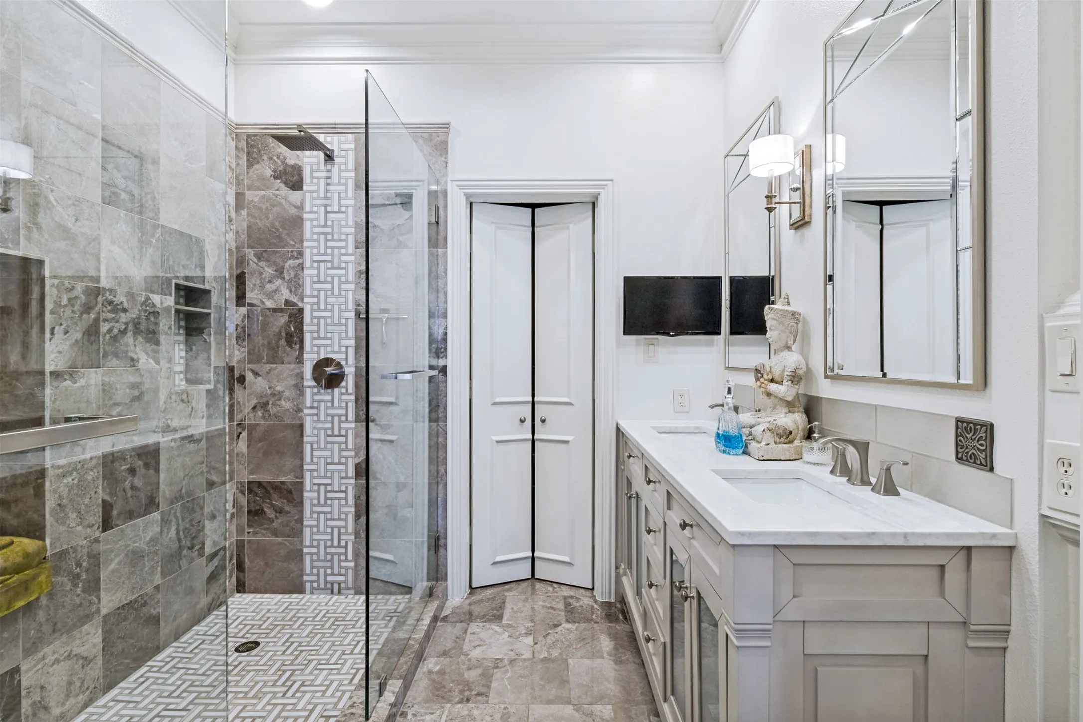 Condominium For Sale in Dallas County , 2848 Woodside Street 4C, Dallas, Texas 75204, 1 Bedroom, 2 Bathroom, 2 Garage spaces, 1,397 Sqft, built in 2003, Price $625,000, mls#21353612, Real Estate Agent in Dallas, Homes For Sale in Dallas county, Homes For Sale in Dallas, Realtor in Dallas Texas, Real Estate Brokerage Independent Realty Texas, Luminita Cordes Realtor