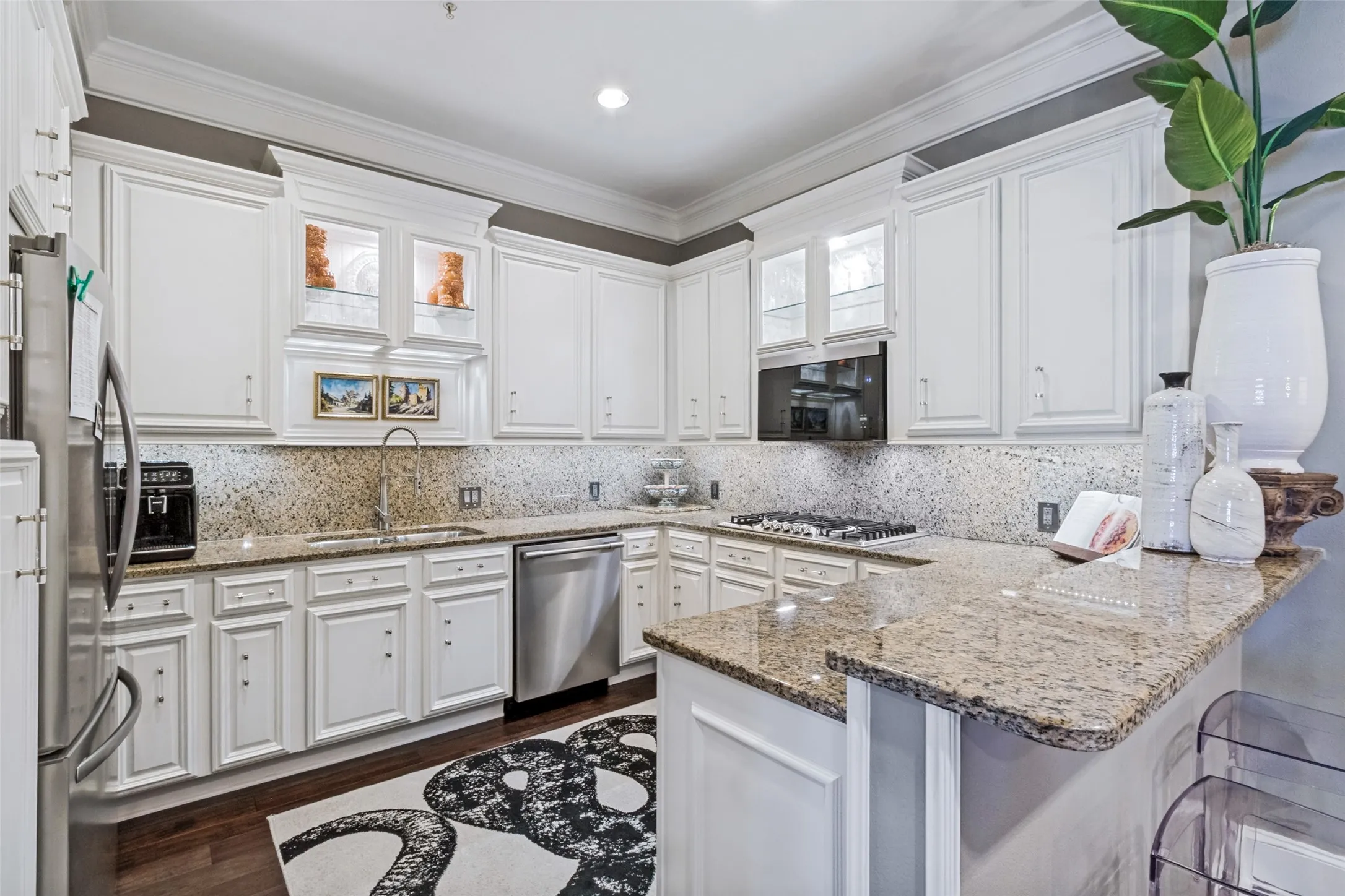 Condominium For Sale in Dallas County , 2848 Woodside Street 4C, Dallas, Texas 75204, 1 Bedroom, 2 Bathroom, 2 Garage spaces, 1,397 Sqft, built in 2003, Price $625,000, mls#21353612, Real Estate Agent in Dallas, Homes For Sale in Dallas county, Homes For Sale in Dallas, Realtor in Dallas Texas, Real Estate Brokerage Independent Realty Texas, Luminita Cordes Realtor