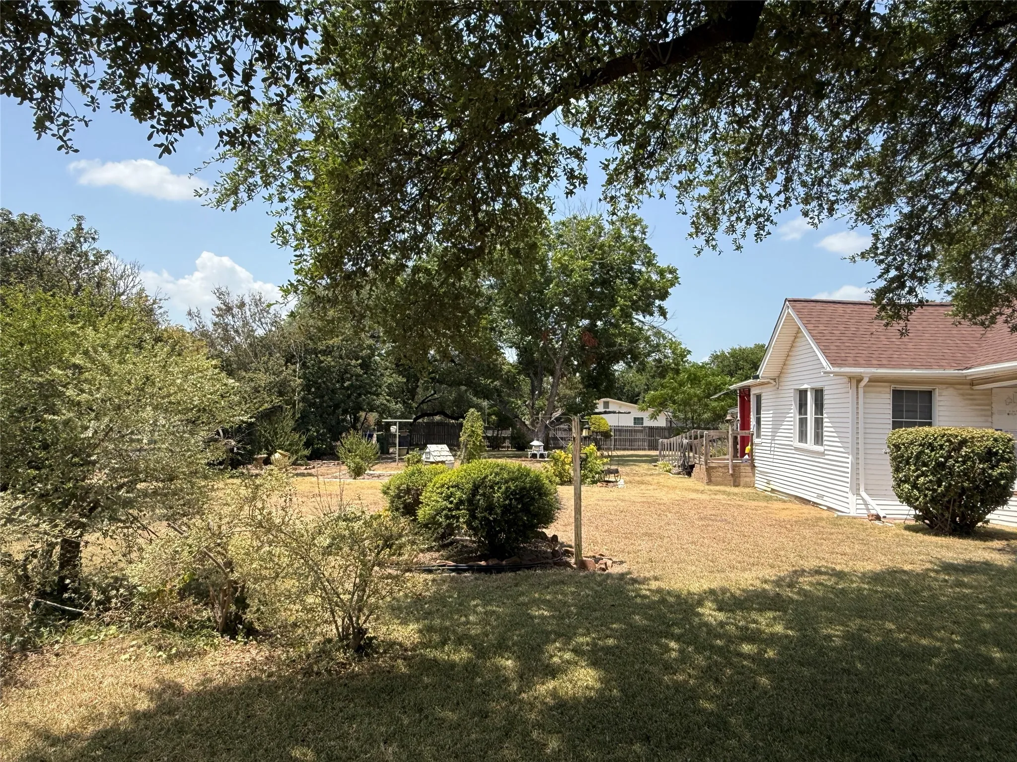 Single Family Residence For Sale in Mc Lennan County , 2233 Park Lake Drive, Waco, Texas 76708, 2 Bedrooms, 1 Bathroom, 1 Garage spaces, 1,108 Sqft, built in 1918, Price $148,900, mls#21350586, Real Estate Agent in Waco, Homes For Sale in Mc Lennan county, Homes For Sale in Waco, Realtor in Waco Texas, Real Estate Brokerage Independent Realty Texas, Luminita Cordes Realtor