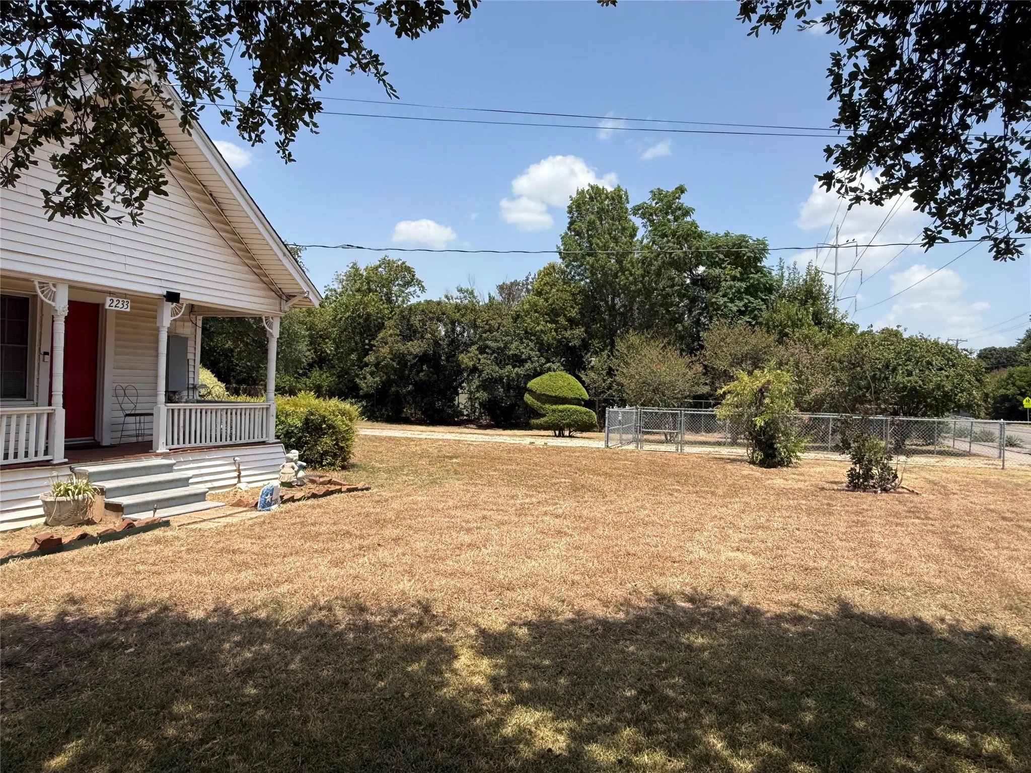 Single Family Residence For Sale in Mc Lennan County , 2233 Park Lake Drive, Waco, Texas 76708, 2 Bedrooms, 1 Bathroom, 1 Garage spaces, 1,108 Sqft, built in 1918, Price $148,900, mls#21350586, Real Estate Agent in Waco, Homes For Sale in Mc Lennan county, Homes For Sale in Waco, Realtor in Waco Texas, Real Estate Brokerage Independent Realty Texas, Luminita Cordes Realtor