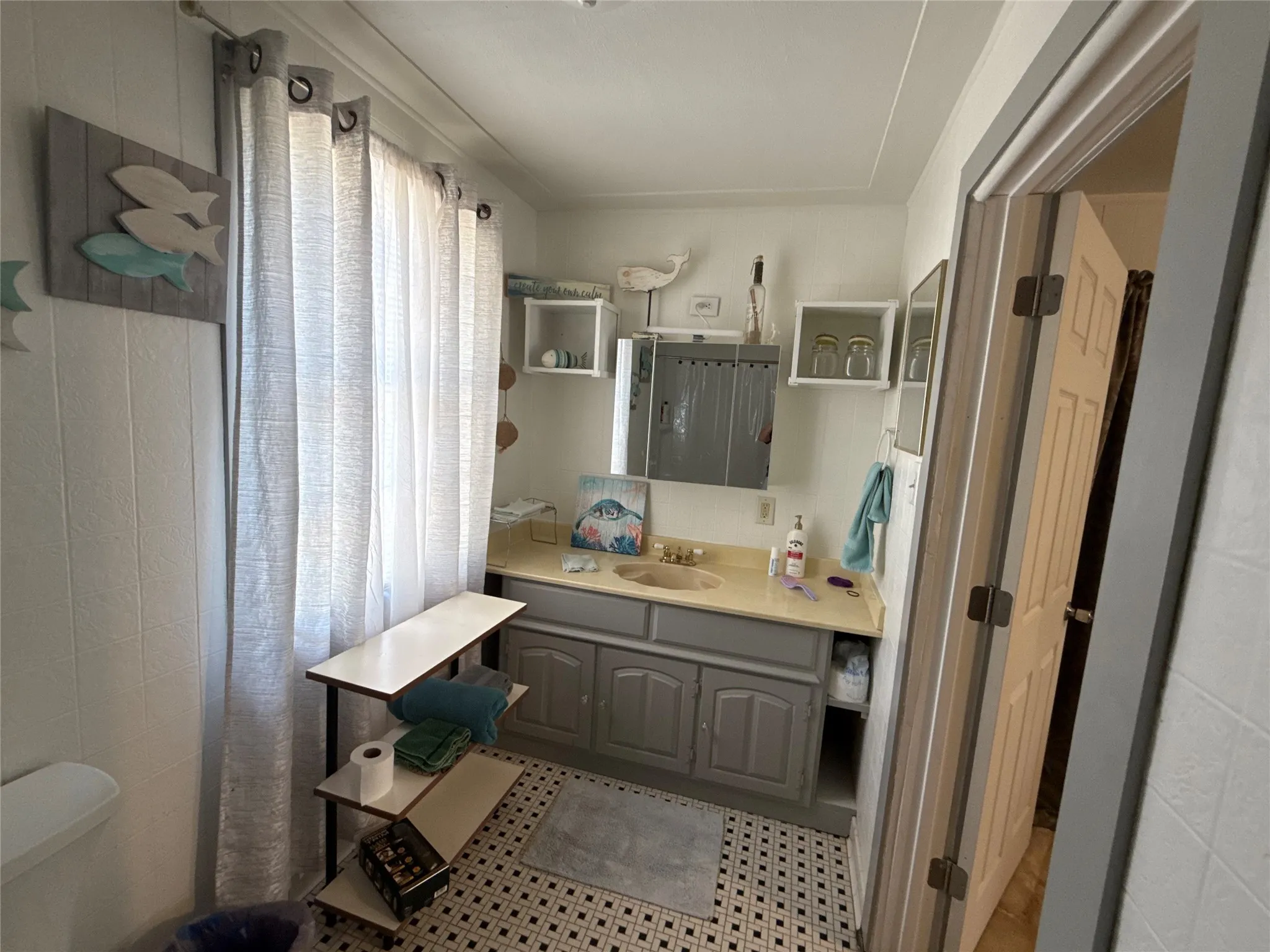 Single Family Residence For Sale in Mc Lennan County , 2233 Park Lake Drive, Waco, Texas 76708, 2 Bedrooms, 1 Bathroom, 1 Garage spaces, 1,108 Sqft, built in 1918, Price $148,900, mls#21350586, Real Estate Agent in Waco, Homes For Sale in Mc Lennan county, Homes For Sale in Waco, Realtor in Waco Texas, Real Estate Brokerage Independent Realty Texas, Luminita Cordes Realtor