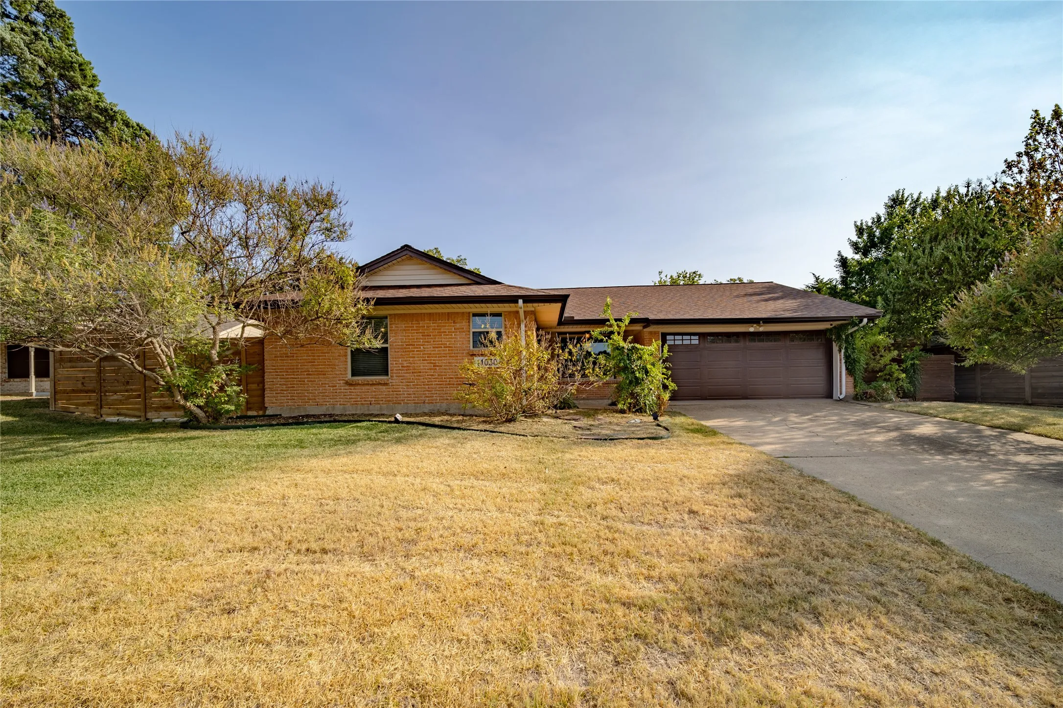 Single Family Residence For Sale in Dallas County , 11030 Paddock Circle, Dallas, Texas 75238, 3 Bedroom, 2 Bathroom, 2 Garage spaces, 1,448 Sqft, built in 1961, mls#21348349, Real Estate Agent in Dallas, Homes For Sale in Dallas county, Homes For Sale in Dallas, Realtor in Dallas Texas, Real Estate Brokerage Independent Realty Texas, Luminita Cordes Realtor