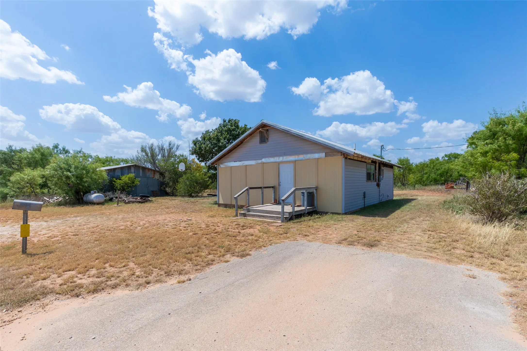 Single Family Residence For Sale in Jones County , 12143 County Road 509, Hawley, Texas 79525, 1 Bedroom, 1 Bathroom, Garage spaces, 972 Sqft, built in 1938, mls#21352167, Real Estate Agent in Hawley, Homes For Sale in Jones county, Homes For Sale in Hawley, Realtor in Hawley Texas, Real Estate Brokerage Independent Realty Texas, Luminita Cordes Realtor