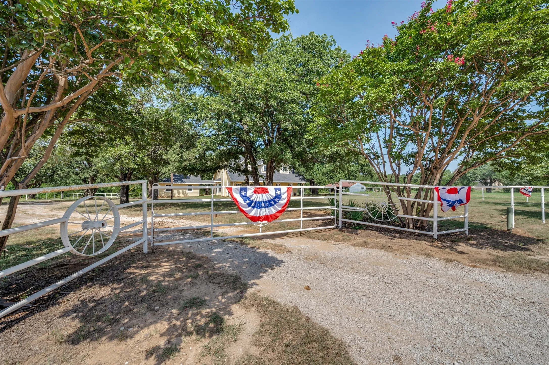 Single Family Residence For Sale in Cooke County , 229 Quail Run Road, Valley View, Texas 76272, 4 Bedroom, 3 Bathroom, 2 Garage spaces, 3,348 Sqft, built in 2006, mls#21353049, Real Estate Agent in Valley View, Homes For Sale in Cooke county, Homes For Sale in Valley View, Realtor in Valley View Texas, Real Estate Brokerage Independent Realty Texas, Luminita Cordes Realtor