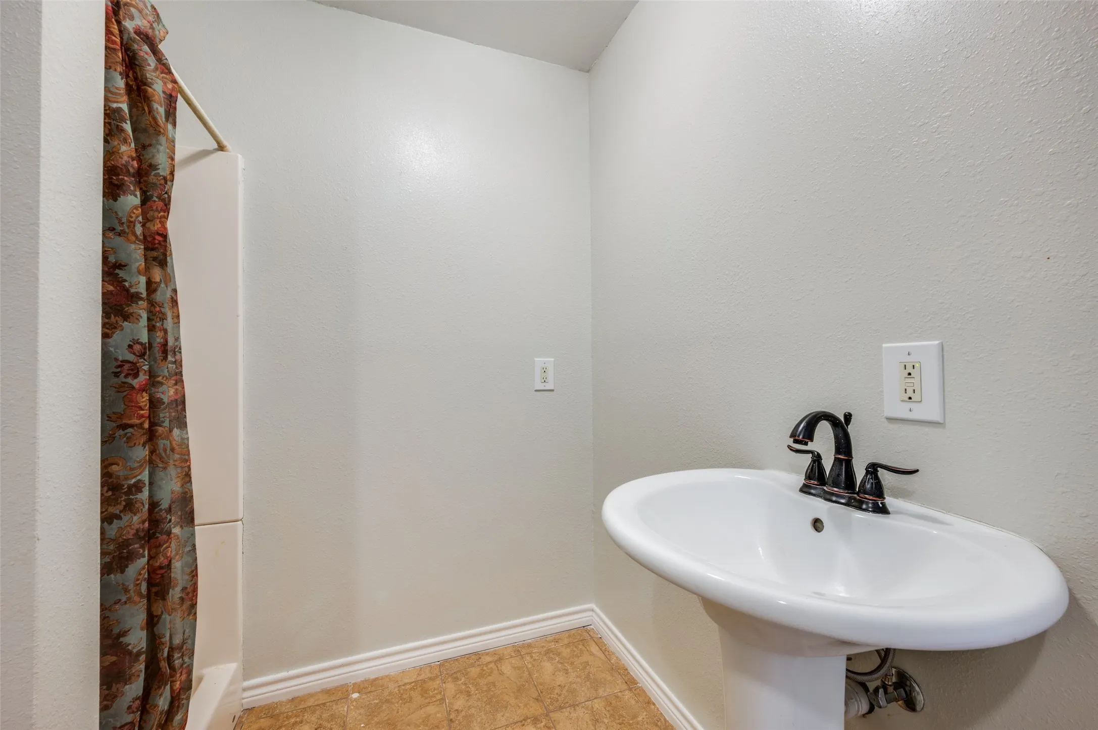 Single Family Residence For Sale in Cooke County , 229 Quail Run Road, Valley View, Texas 76272, 4 Bedroom, 3 Bathroom, 2 Garage spaces, 3,348 Sqft, built in 2006, mls#21353049, Real Estate Agent in Valley View, Homes For Sale in Cooke county, Homes For Sale in Valley View, Realtor in Valley View Texas, Real Estate Brokerage Independent Realty Texas, Luminita Cordes Realtor
