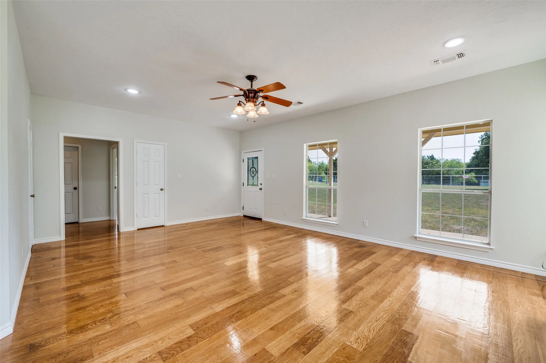 Single Family Residence For Sale in Cooke County , 229 Quail Run Road, Valley View, Texas 76272, 4 Bedroom, 3 Bathroom, 2 Garage spaces, 3,348 Sqft, built in 2006, mls#21353049, Real Estate Agent in Valley View, Homes For Sale in Cooke county, Homes For Sale in Valley View, Realtor in Valley View Texas, Real Estate Brokerage Independent Realty Texas, Luminita Cordes Realtor
