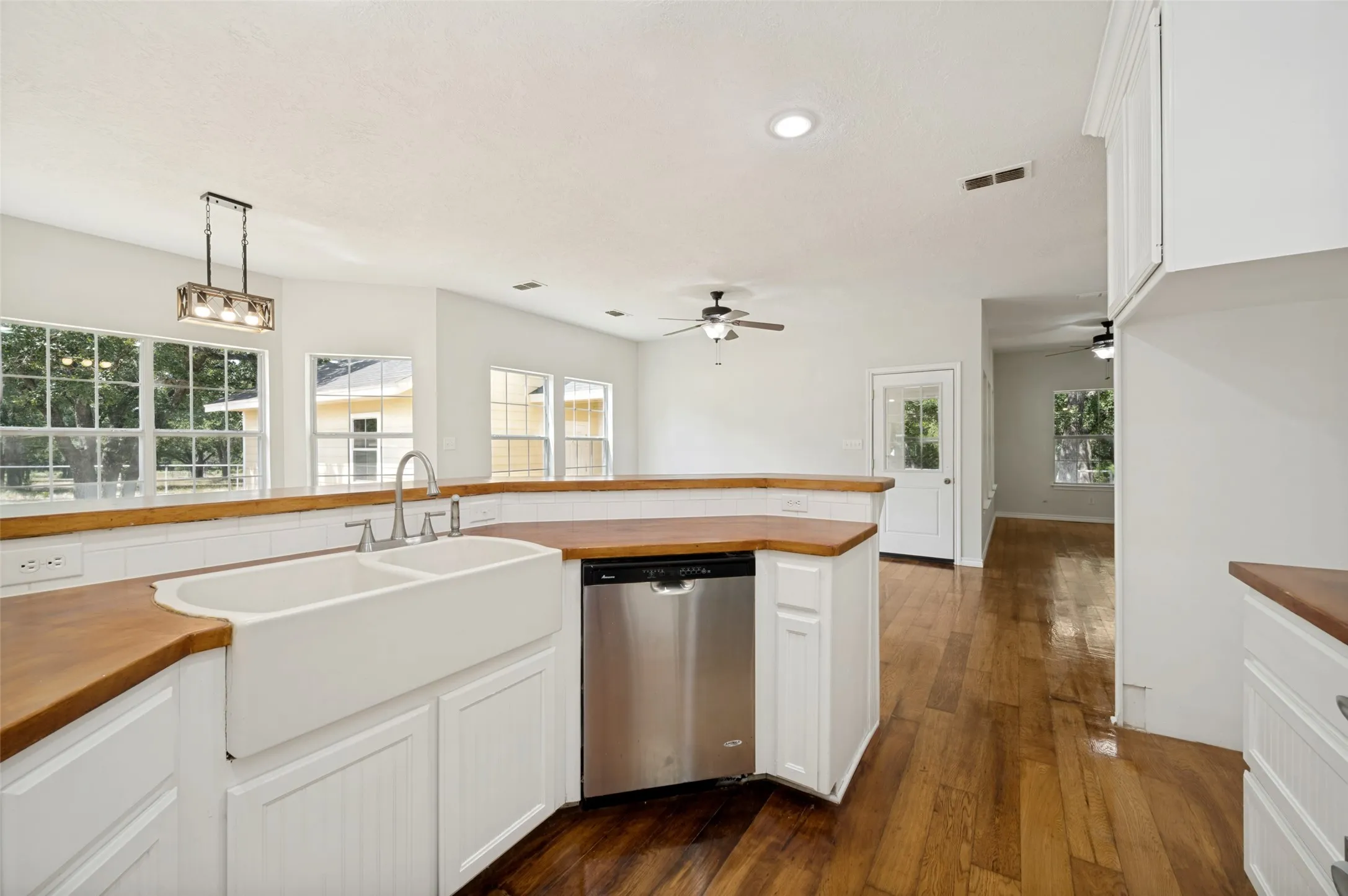 Single Family Residence For Sale in Cooke County , 229 Quail Run Road, Valley View, Texas 76272, 4 Bedroom, 3 Bathroom, 2 Garage spaces, 3,348 Sqft, built in 2006, mls#21353049, Real Estate Agent in Valley View, Homes For Sale in Cooke county, Homes For Sale in Valley View, Realtor in Valley View Texas, Real Estate Brokerage Independent Realty Texas, Luminita Cordes Realtor