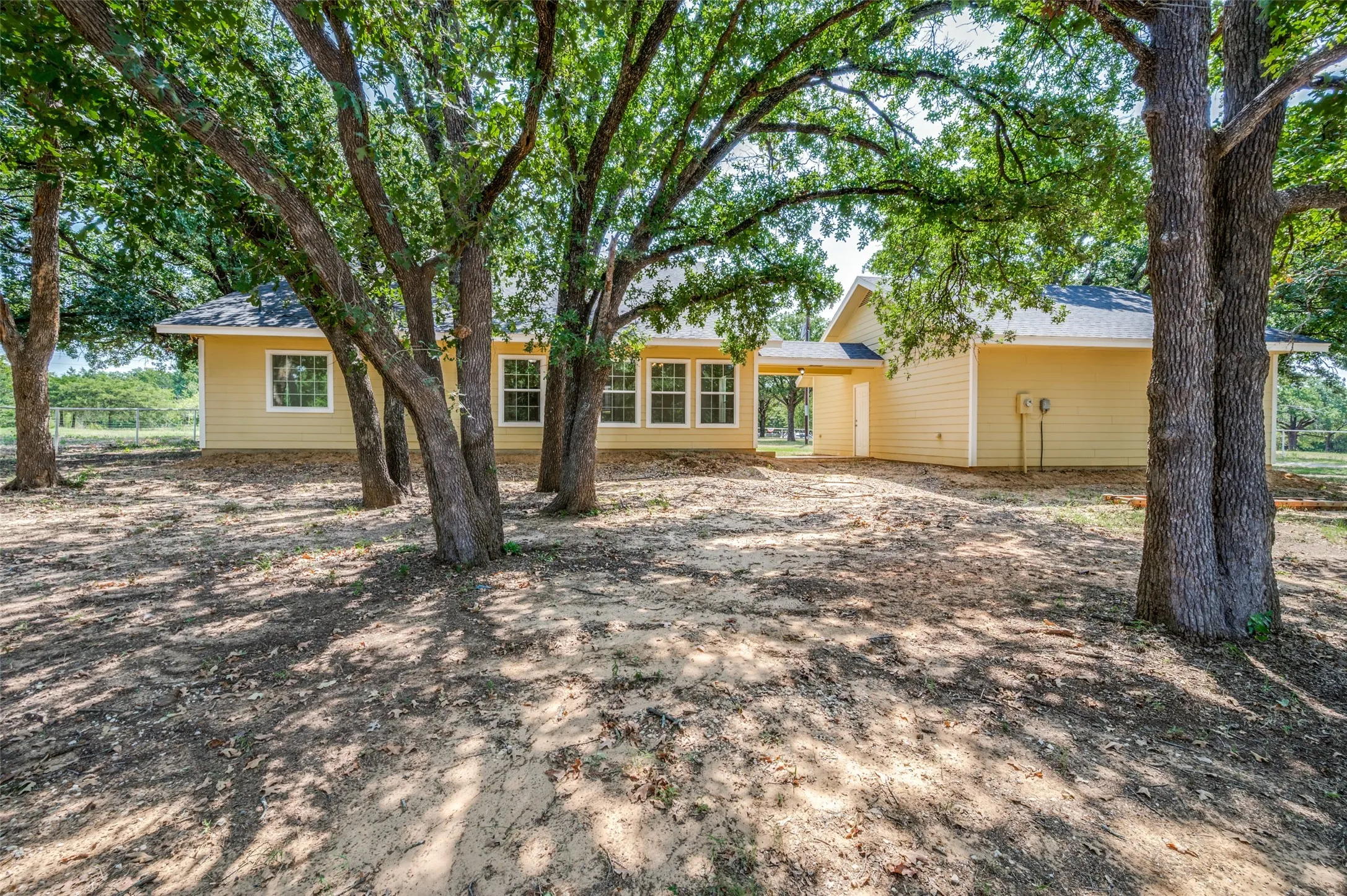 Single Family Residence For Sale in Cooke County , 229 Quail Run Road, Valley View, Texas 76272, 4 Bedroom, 3 Bathroom, 2 Garage spaces, 3,348 Sqft, built in 2006, mls#21353049, Real Estate Agent in Valley View, Homes For Sale in Cooke county, Homes For Sale in Valley View, Realtor in Valley View Texas, Real Estate Brokerage Independent Realty Texas, Luminita Cordes Realtor