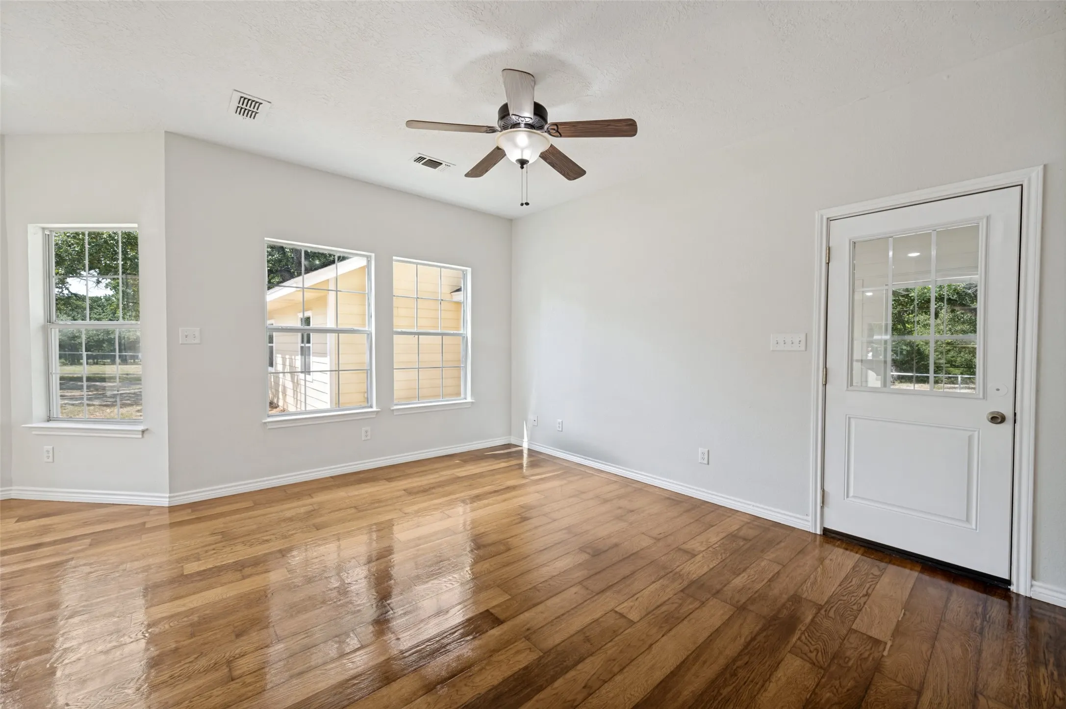 Single Family Residence For Sale in Cooke County , 229 Quail Run Road, Valley View, Texas 76272, 4 Bedroom, 3 Bathroom, 2 Garage spaces, 3,348 Sqft, built in 2006, mls#21353049, Real Estate Agent in Valley View, Homes For Sale in Cooke county, Homes For Sale in Valley View, Realtor in Valley View Texas, Real Estate Brokerage Independent Realty Texas, Luminita Cordes Realtor