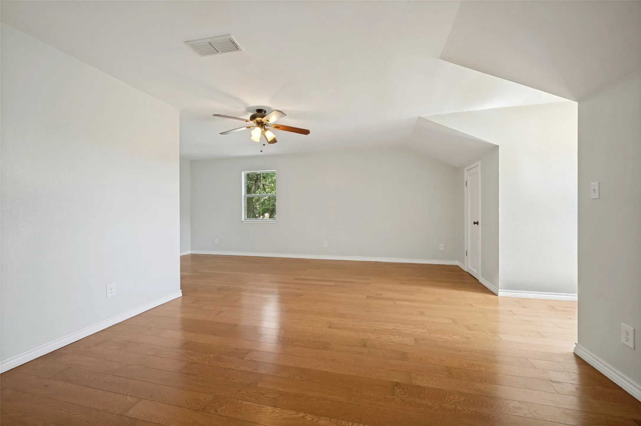 Single Family Residence For Sale in Cooke County , 229 Quail Run Road, Valley View, Texas 76272, 4 Bedroom, 3 Bathroom, 2 Garage spaces, 3,348 Sqft, built in 2006, mls#21353049, Real Estate Agent in Valley View, Homes For Sale in Cooke county, Homes For Sale in Valley View, Realtor in Valley View Texas, Real Estate Brokerage Independent Realty Texas, Luminita Cordes Realtor