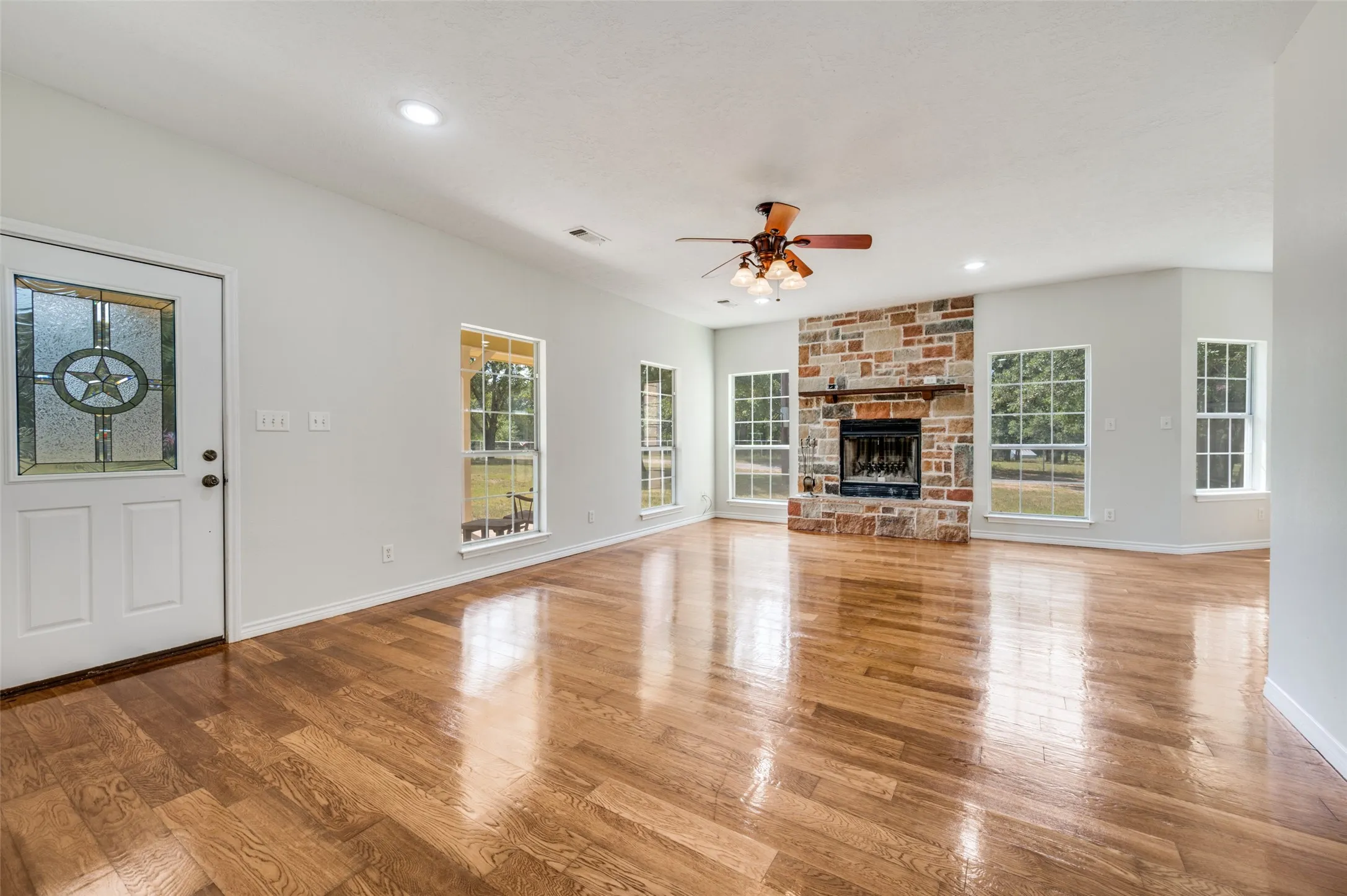 Single Family Residence For Sale in Cooke County , 229 Quail Run Road, Valley View, Texas 76272, 4 Bedroom, 3 Bathroom, 2 Garage spaces, 3,348 Sqft, built in 2006, mls#21353049, Real Estate Agent in Valley View, Homes For Sale in Cooke county, Homes For Sale in Valley View, Realtor in Valley View Texas, Real Estate Brokerage Independent Realty Texas, Luminita Cordes Realtor